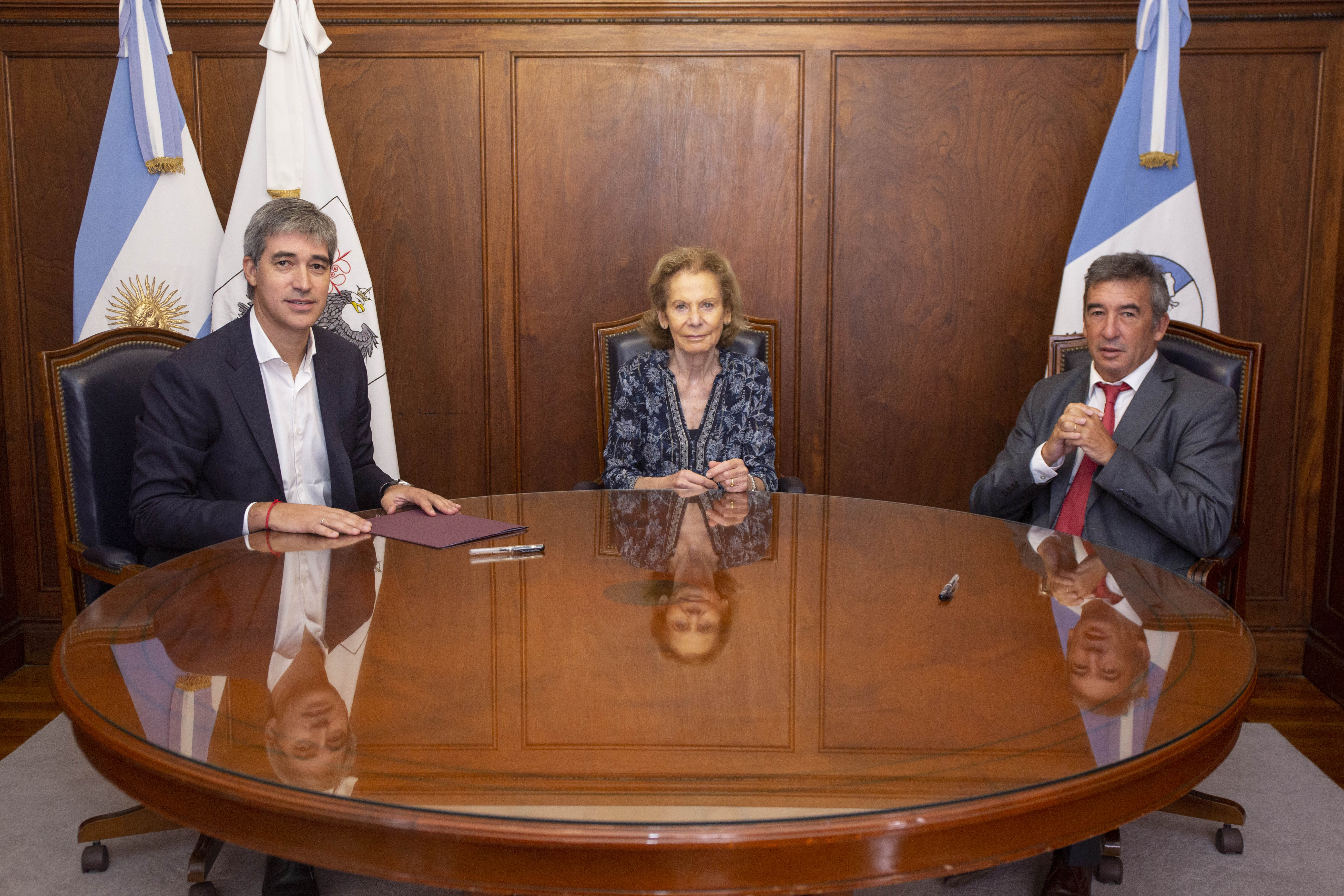 Inés M. Weinberg junto a Adrián Pérez y al juez a cargo de la Oficina de Innovación y Gestión Judicial del Tribunal Superior, Santiago Otamendi.