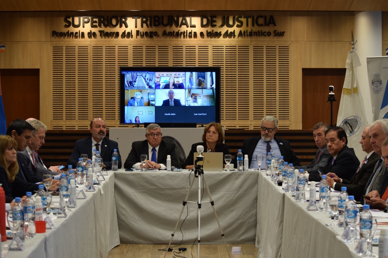 El doctor Santiago Otamendi en la reunión de Comisión Directiva de la JUFEJUS