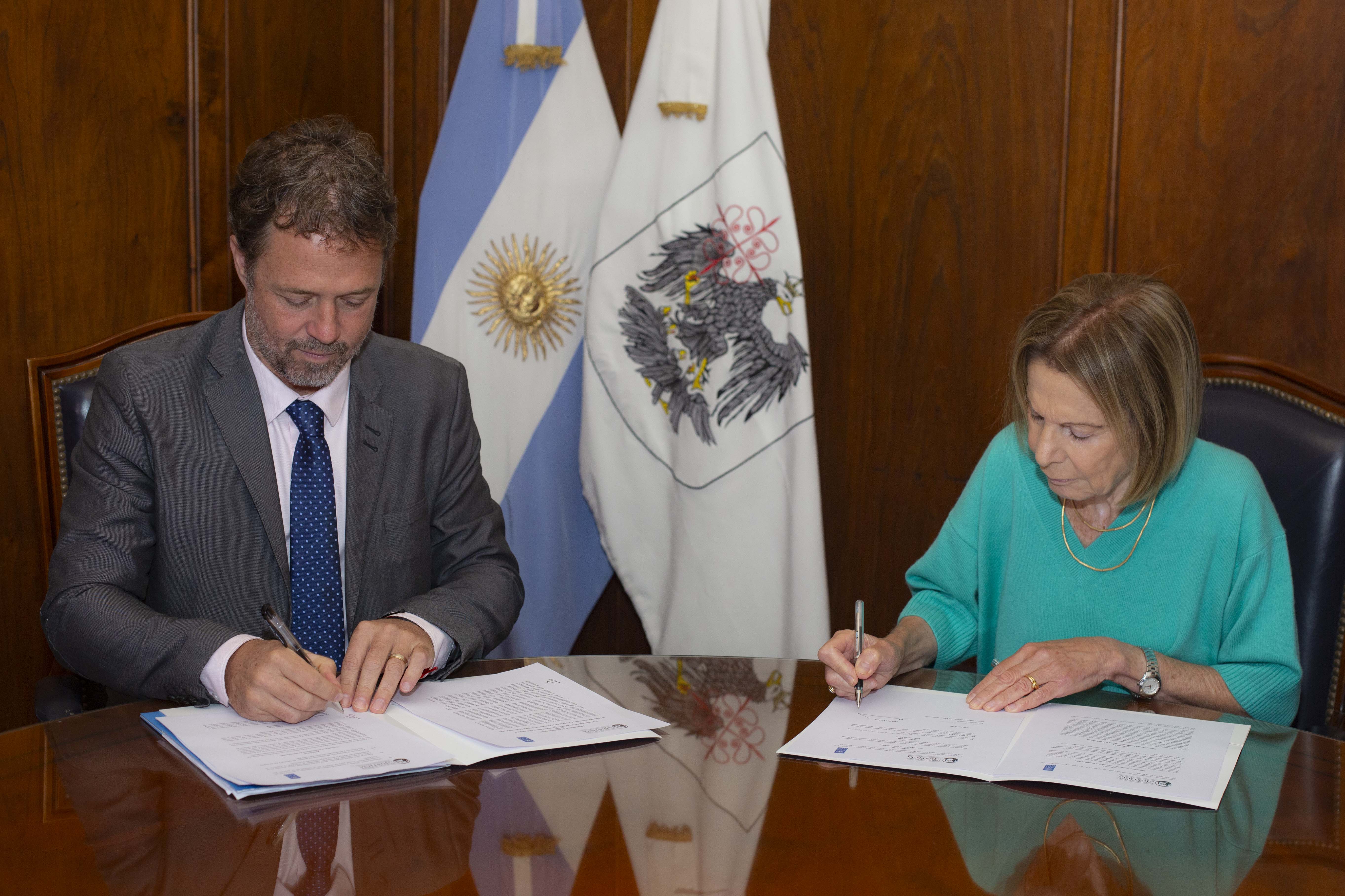 La Dra. Inés M. Weinberg y el representante del Programa de las Naciones Unidas para el Desarrollo, Lic. Claudio Tomasi.