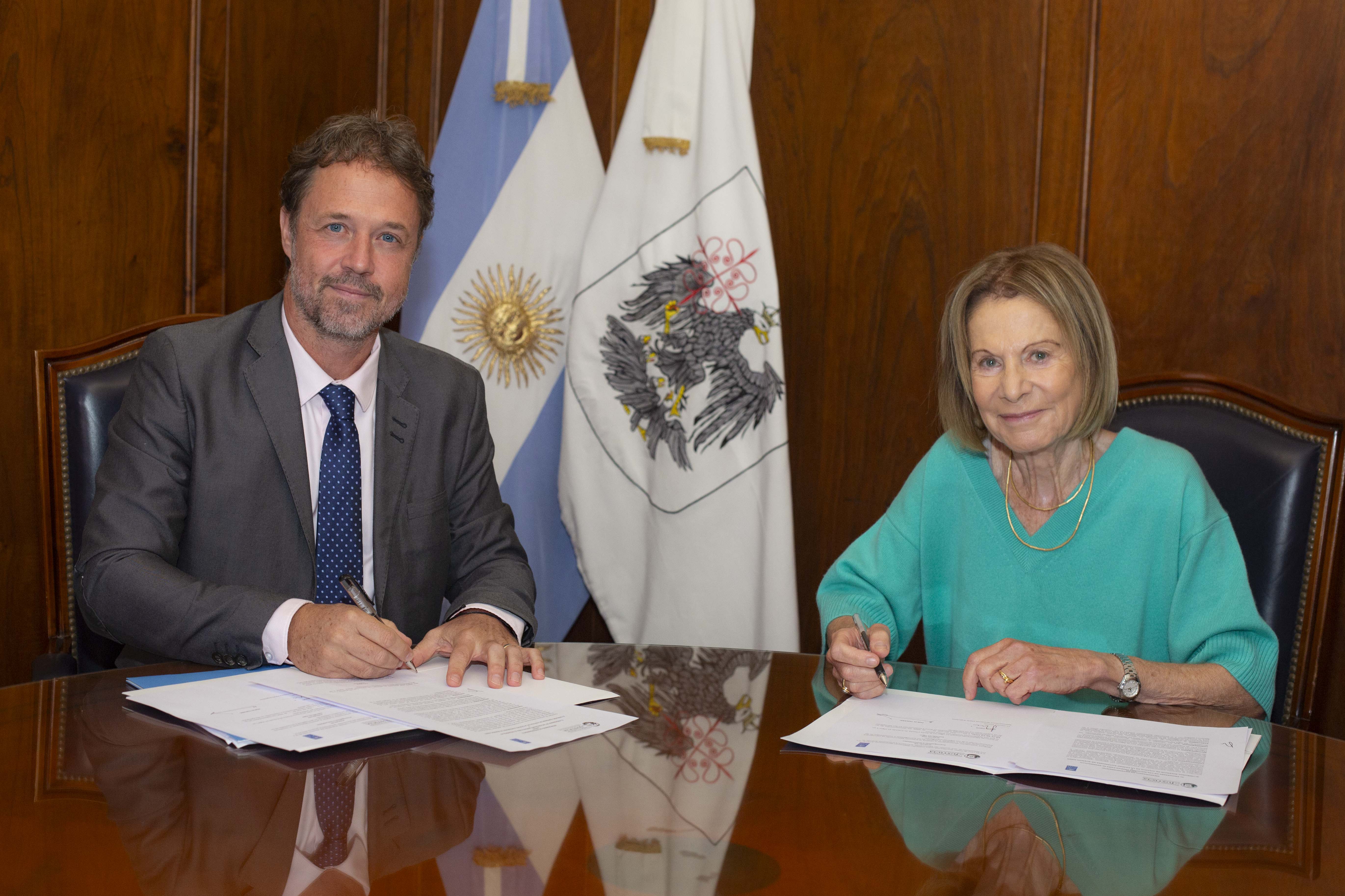 La Dra. Inés M. Weinberg y el representante del Programa de las Naciones Unidas para el Desarrollo, Lic. Claudio Tomasi.