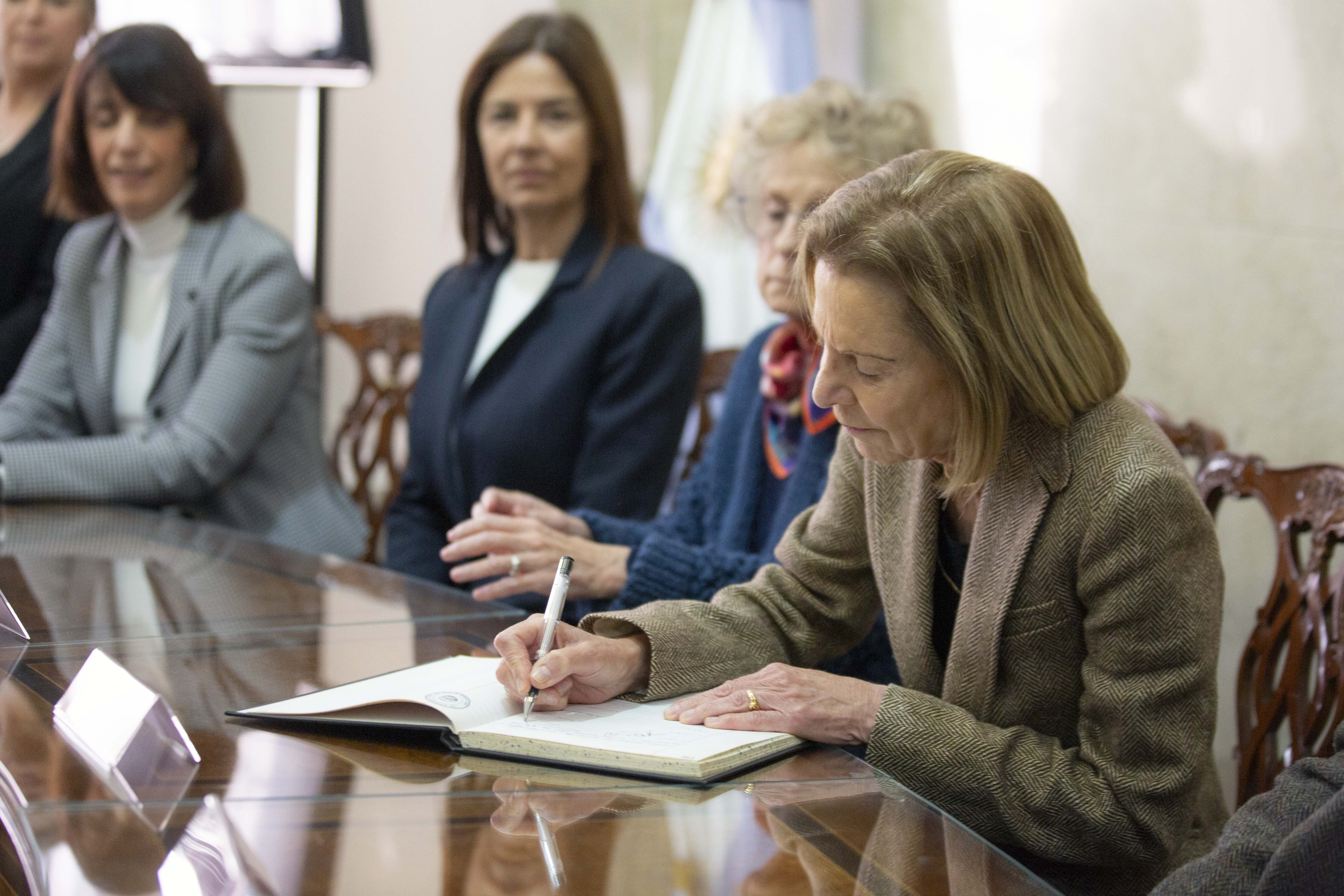 La juez Inés M. Weinberg, Presidente del Tribunal Superior, firmando el acta.