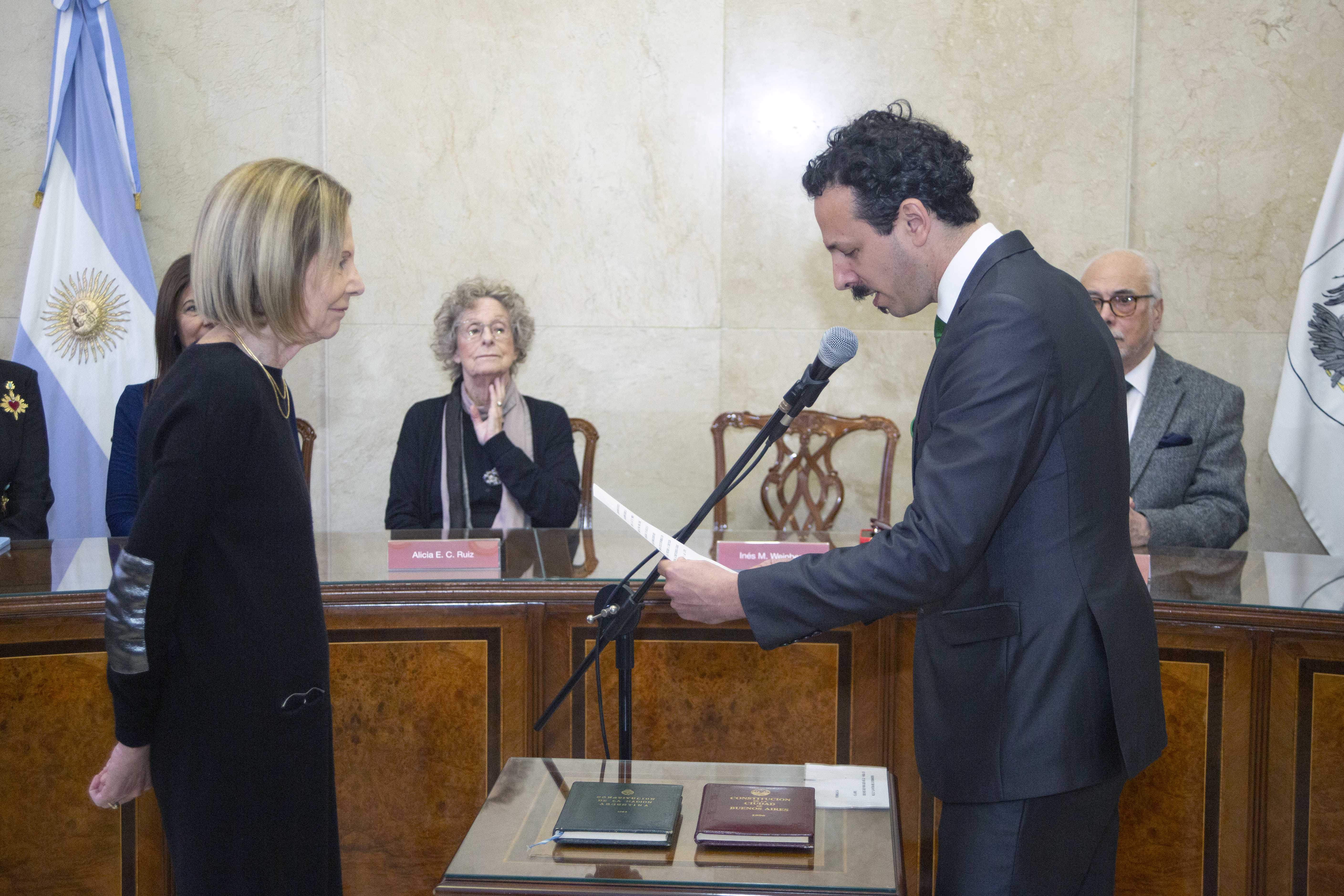 La Dra. Inés M. Weinberg toma juramento al Dr. Ezequiel Martín Quaine.