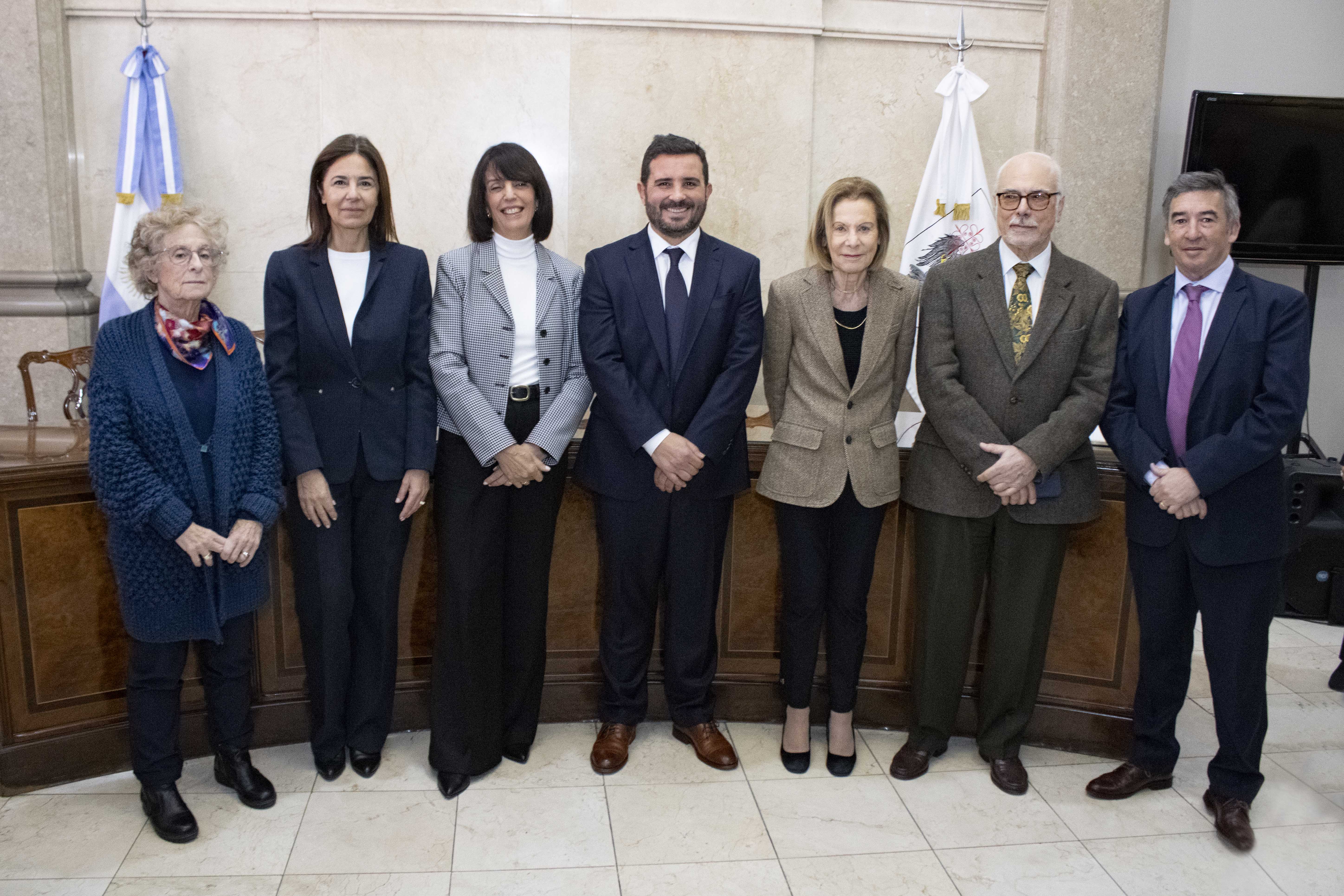 El Dr. Ariel Santiago Sáenz Tejeira con las máximas autoridades asistentes