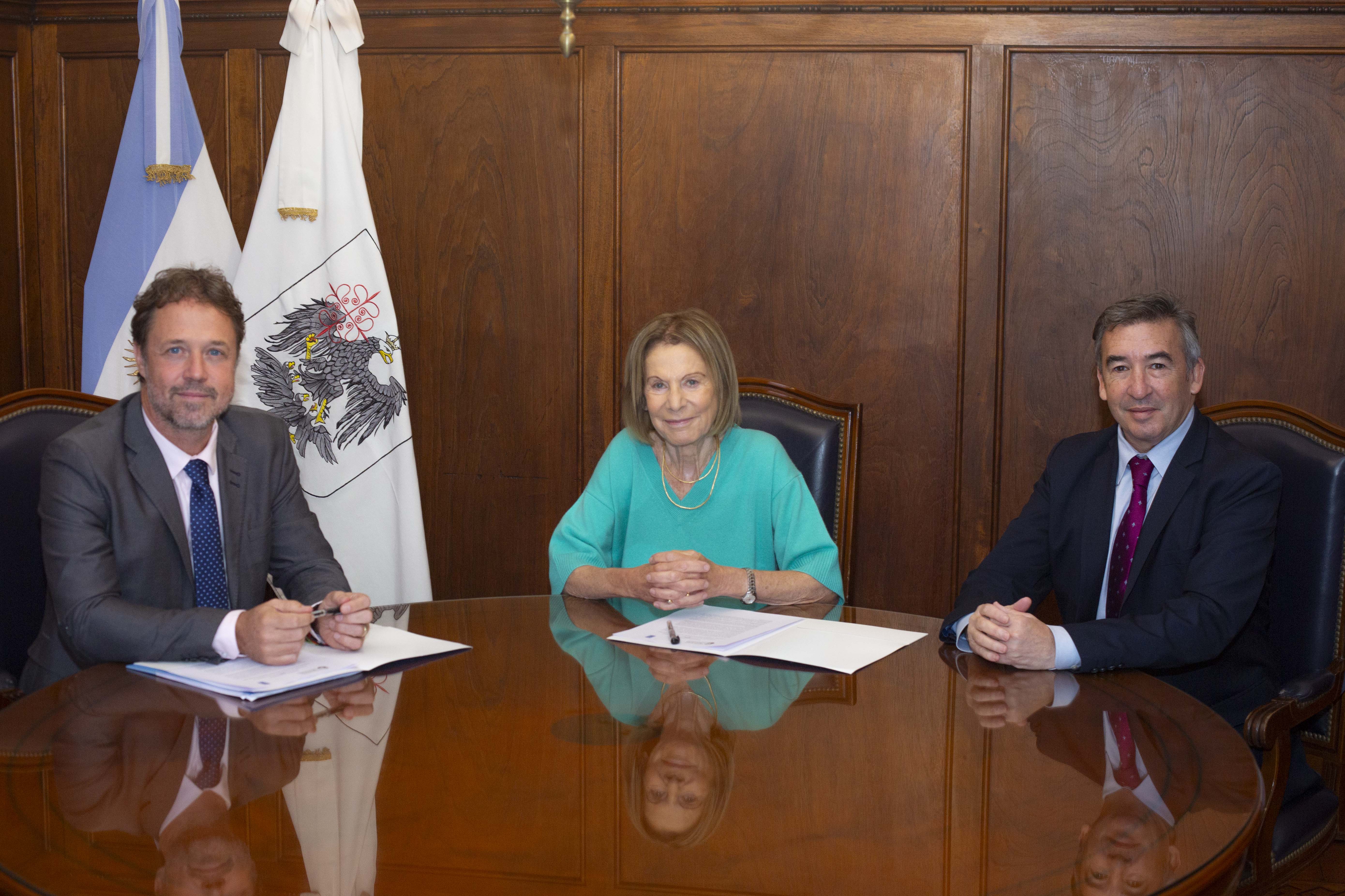 La Dra. Inés M. Weinberg , el Lic. Claudio Tomasi y el Dr. Santiago Otamendi, juez del Tribunal Superior de Justicia.