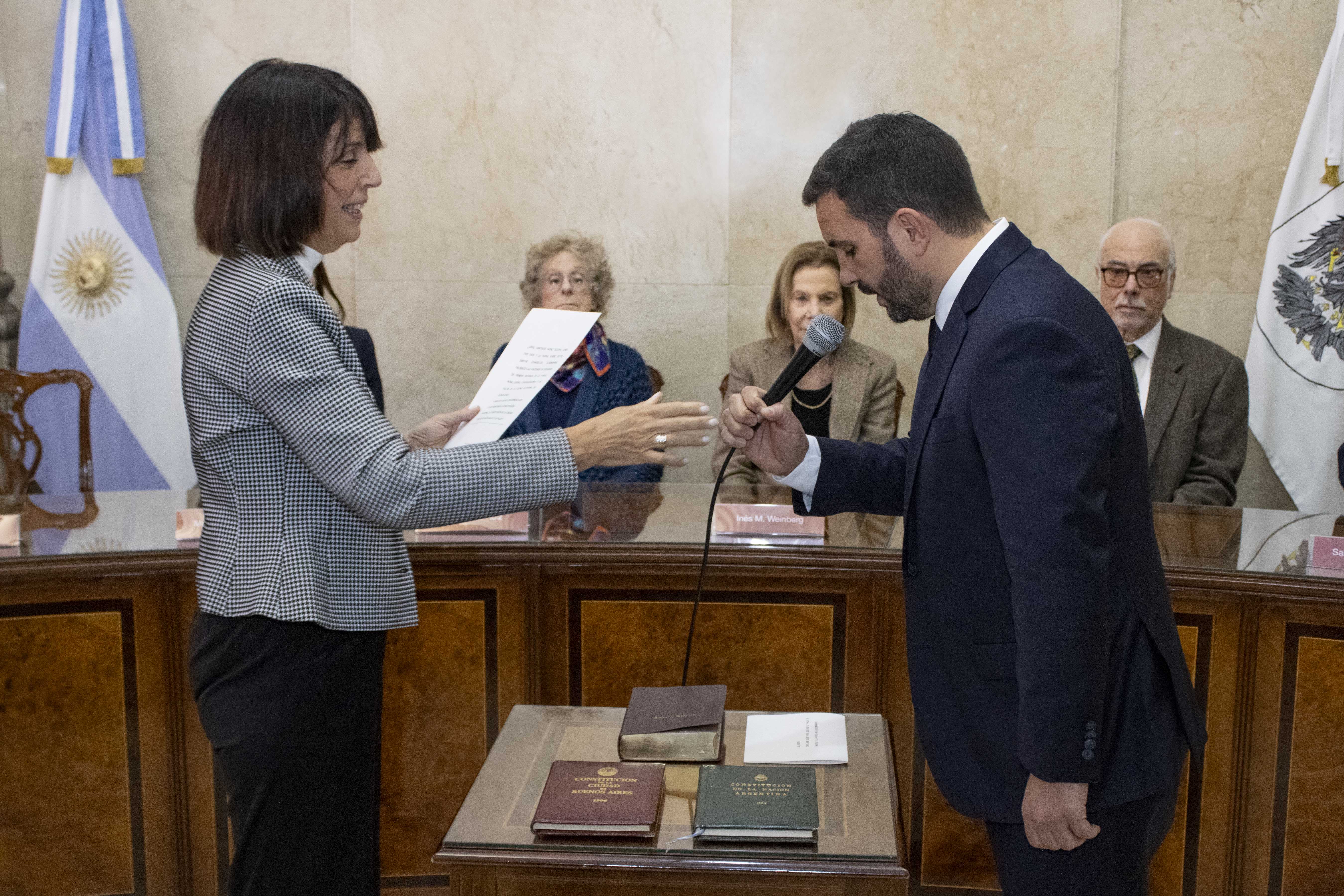 El Dr. Ariel Santiago Sáenz Tejeira jura ante la Defensora General de la Ciudad, Dra. Marcela Millán.