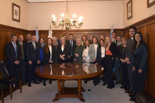 Directores y Responsables de Ceremonial y Protocolo de las Provincias Argentinas y de la Ciudad Autónoma de Buenos Aires en la Sala de Acuerdos del Tribunal Superior.