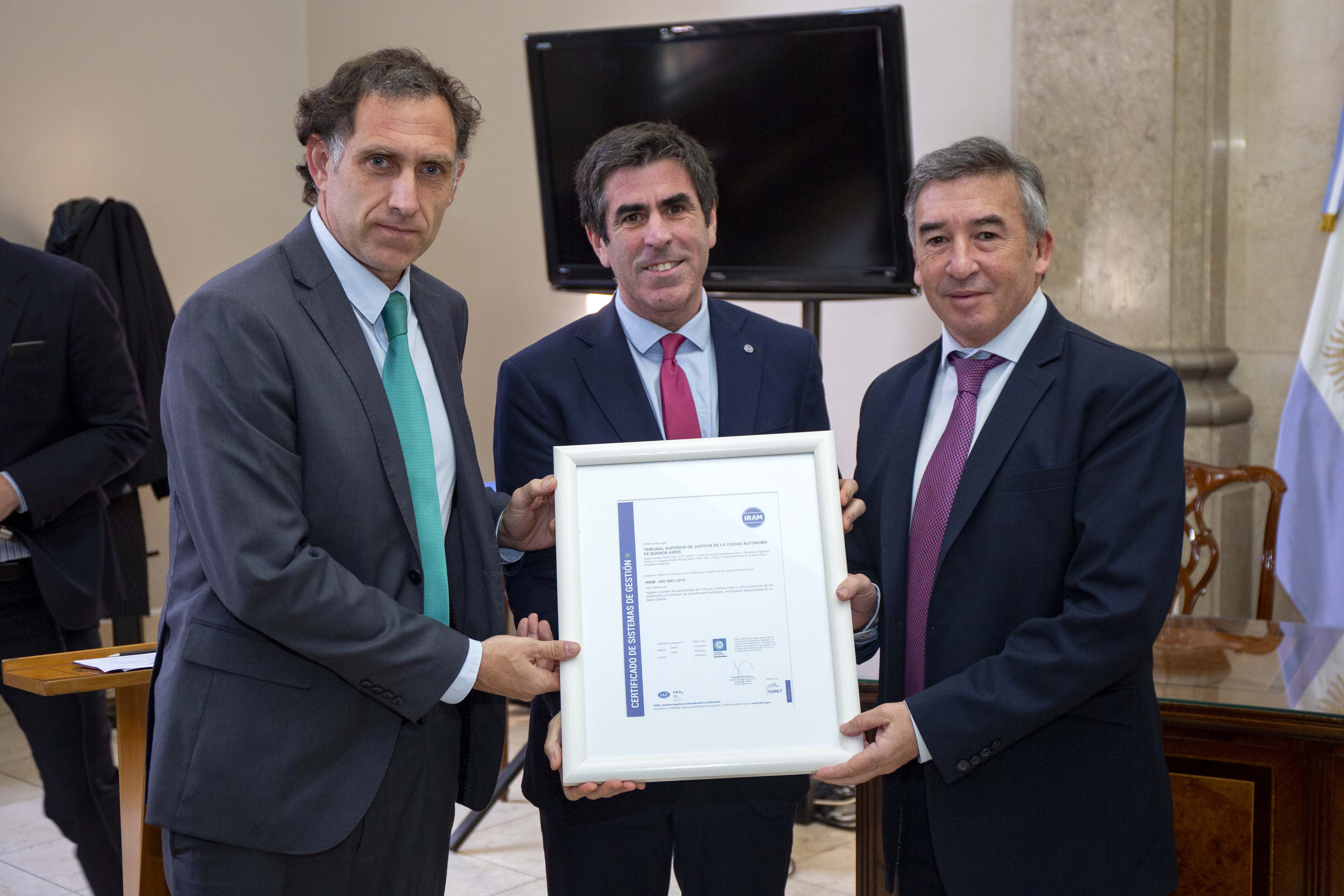 Los doctores Fermín Igarzábal, Nicolás Eliçabe y Santiago Otamendi muestran la certificación IRAM ISO 9001