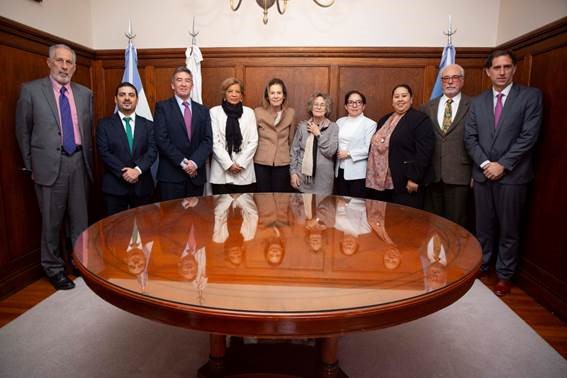 La delegación hondureña recibida por los jueces del Tribunal Superior en la Sala de Acuerdos.