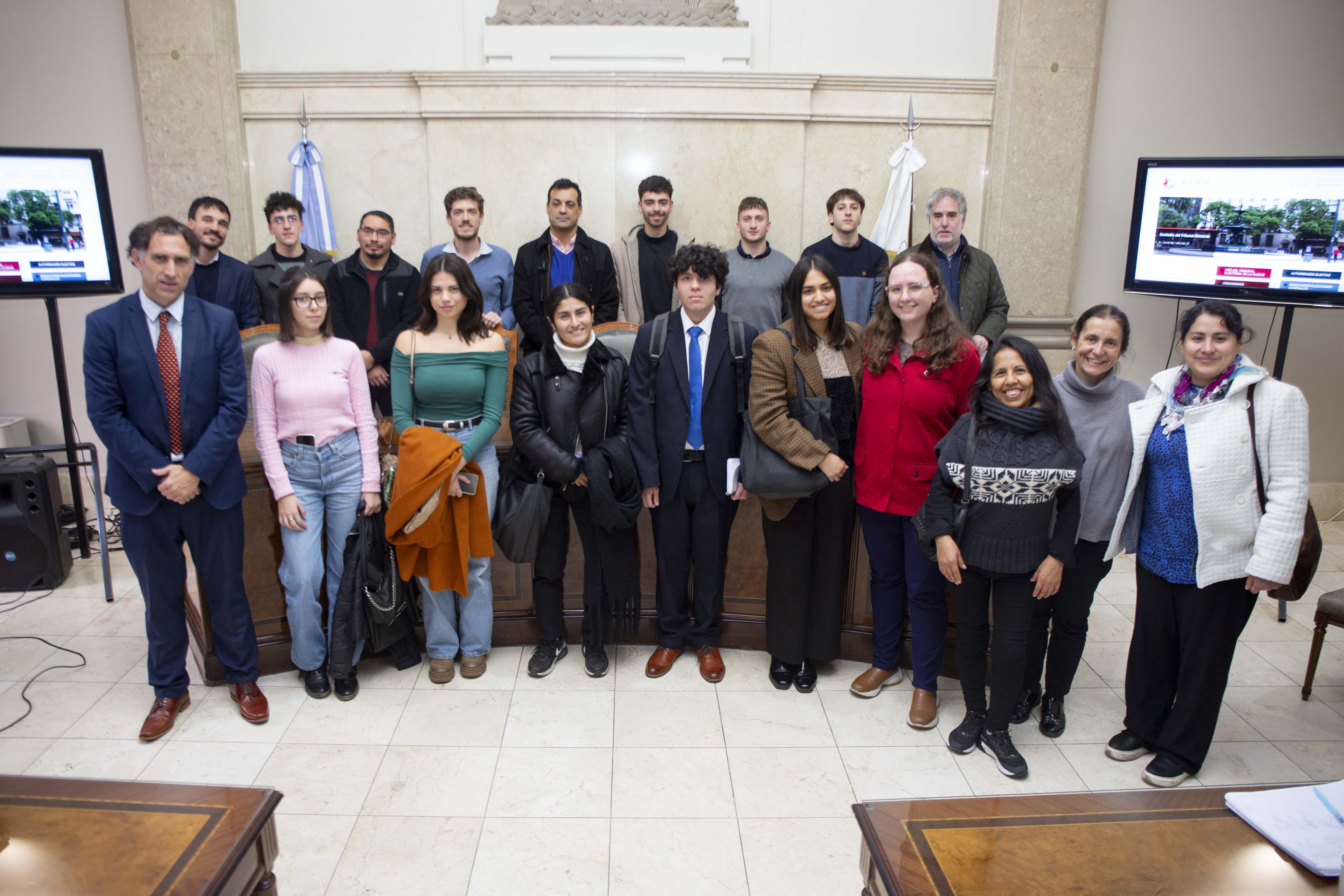 Alumnos de la Edición 2024 del “Programa de Capacitación Institucional” (PROCAI) en la Sala de Audiencias del Tribunal Superior.