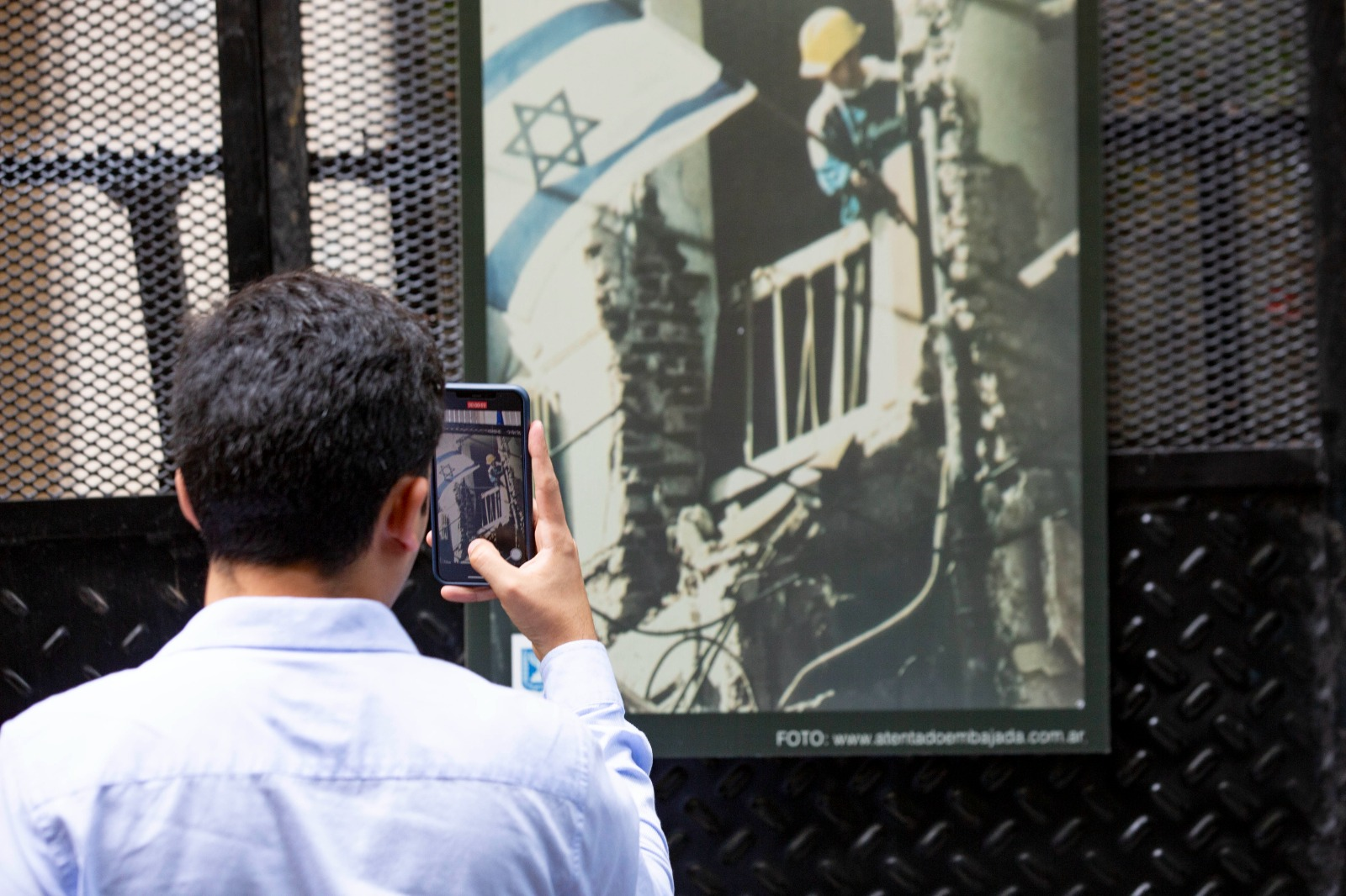 Muestra fotográfica en el lugar del homenaje.