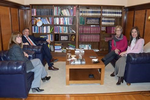 Las juezas  del Tribunal Superior de Justicia de la Ciudad Autónoma de Buenos Aires, Dras. Alicia E. C. Ruiz y Marcela De Langhe, y el juez Dr. Santiago Otamendi junto a la Dra. Emilia María Valle, jueza del Superior Tribunal de Justicia del Chaco y presidenta de la Junta Federal de Cortes y Superiores Tribunales de Justicia de las Provincias Argentinas y Ciudad Autónoma de Buenos Aires.
