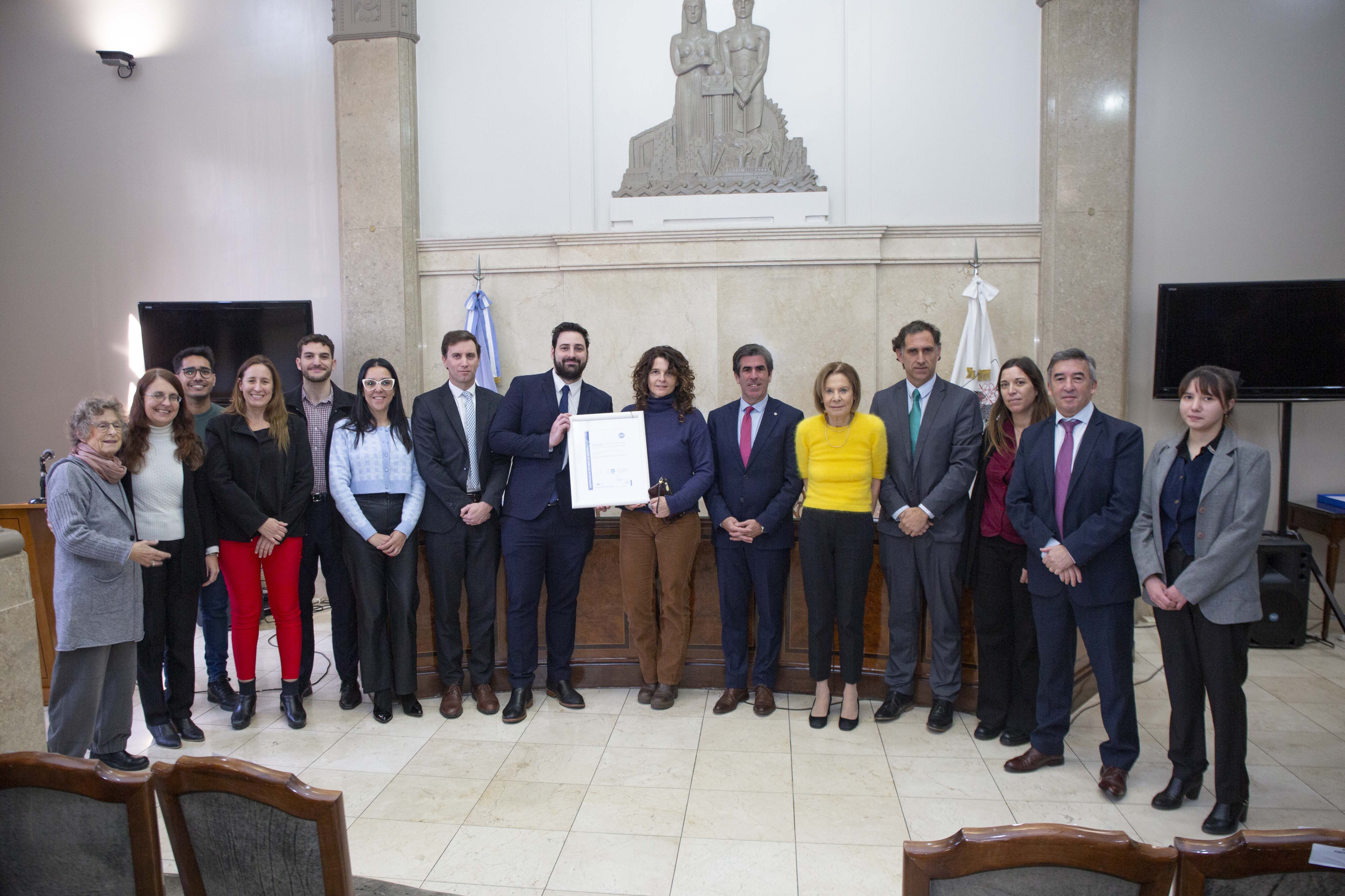El equipo galardonado acompañado por las juezas Ruiz,  Weinberg y el juez Santiago Otamendi.