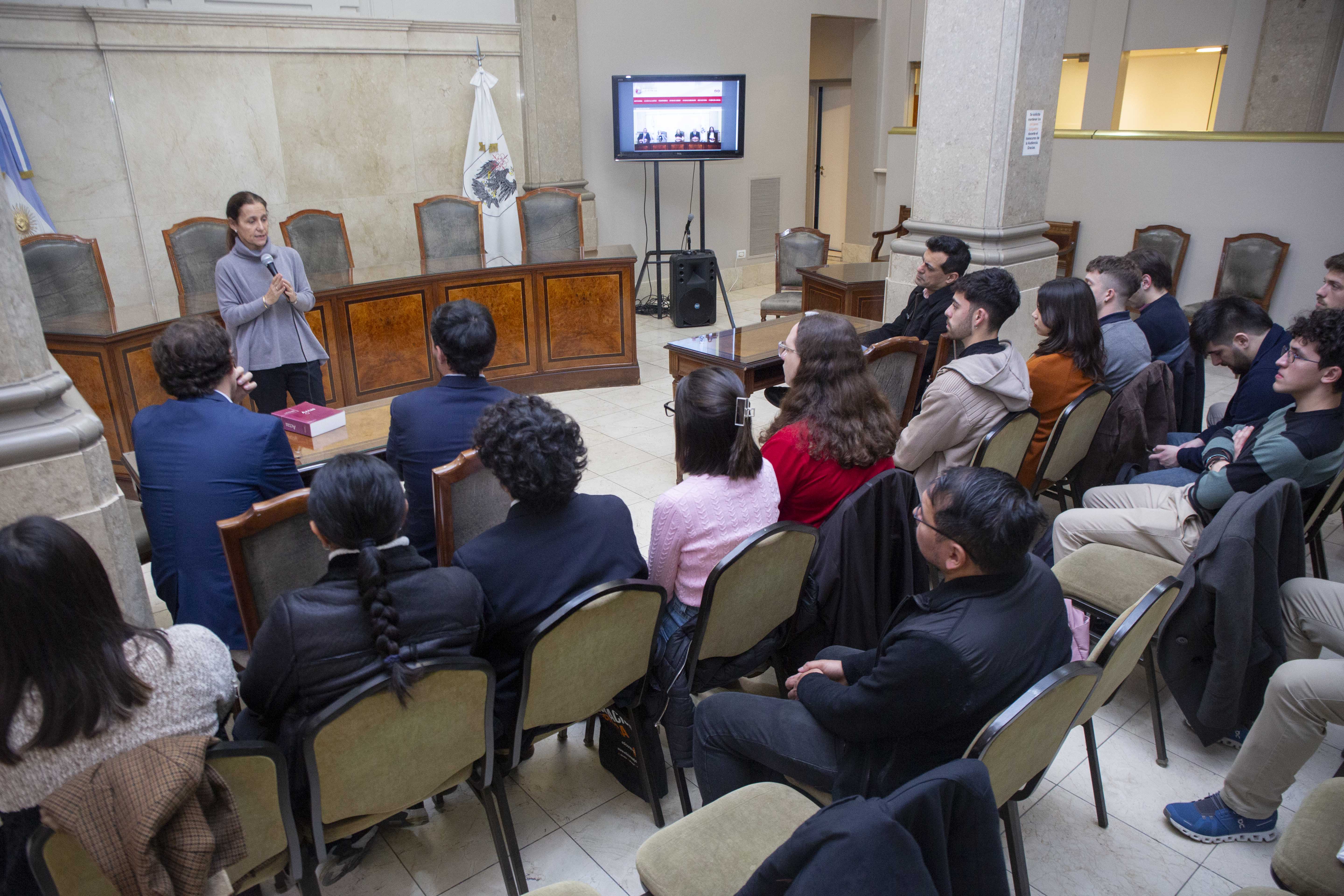 La Dra. María Florencia Ghirardi explicó a los asistentes las competencias y funcionamiento del Tribunal Superior.