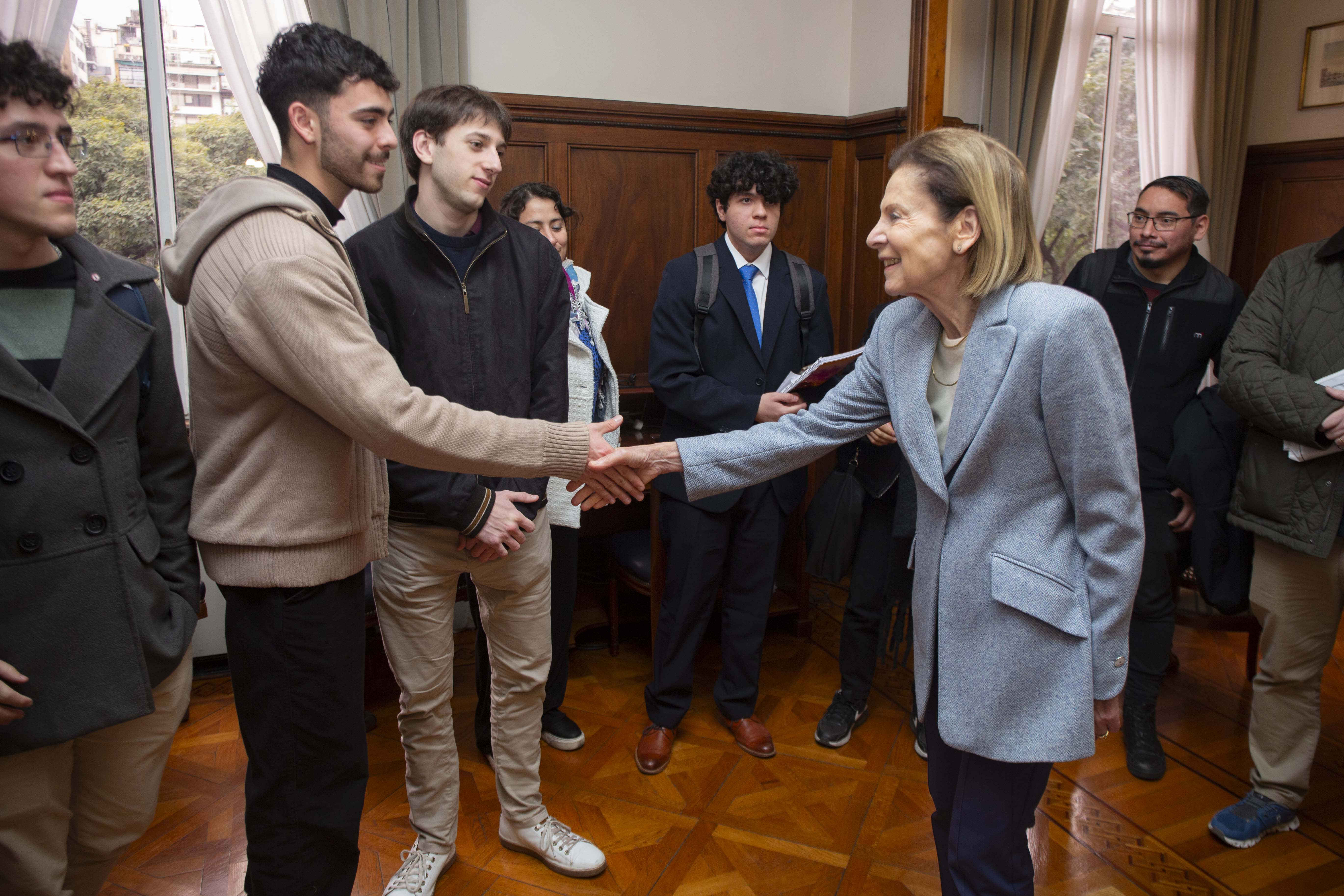 La presidente del Tribunal Inés M. Weinberg saludando a los estudiantes.