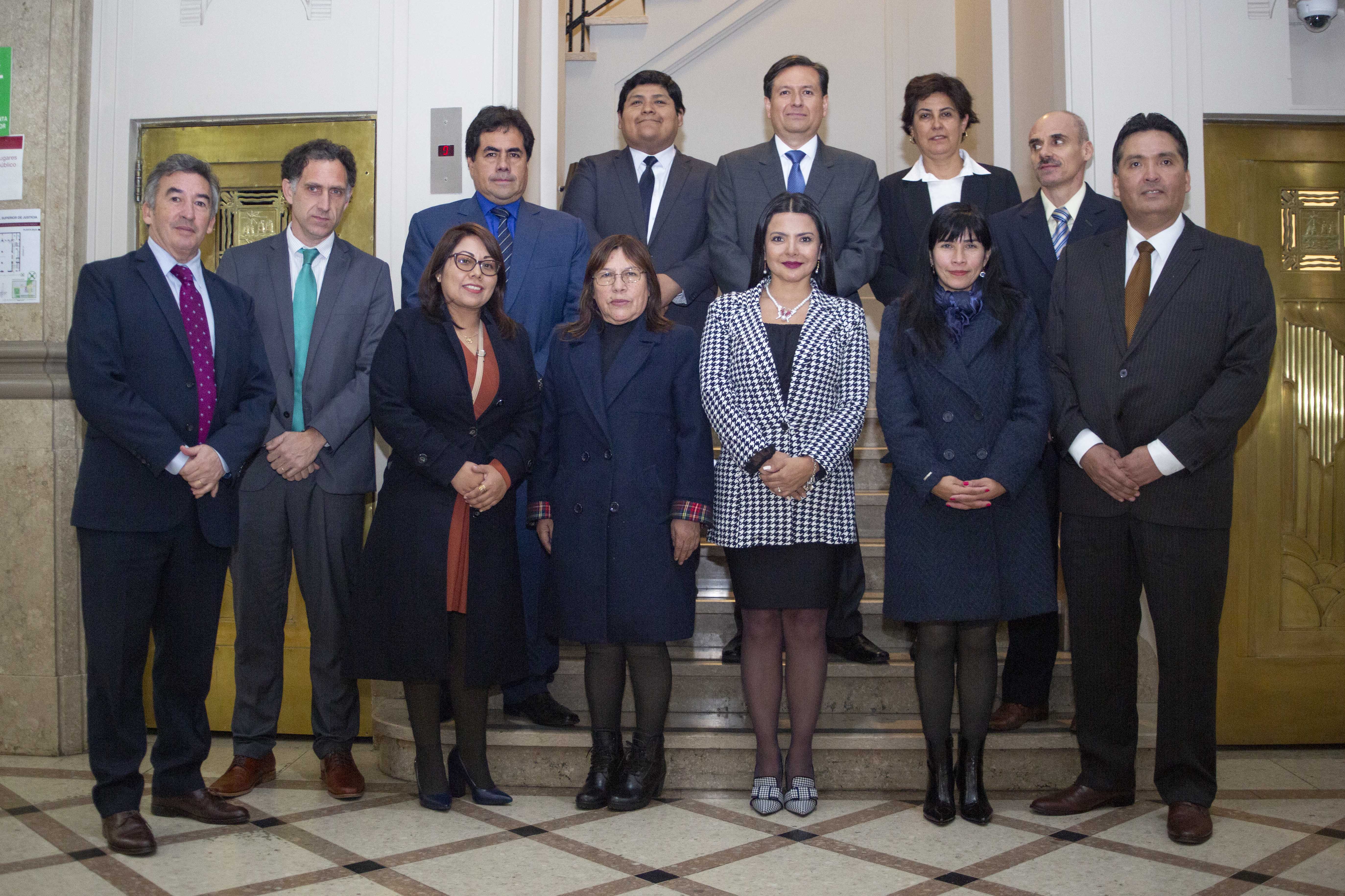 La delegación peruana en la sede de Cerrito del Tribunal Superior.