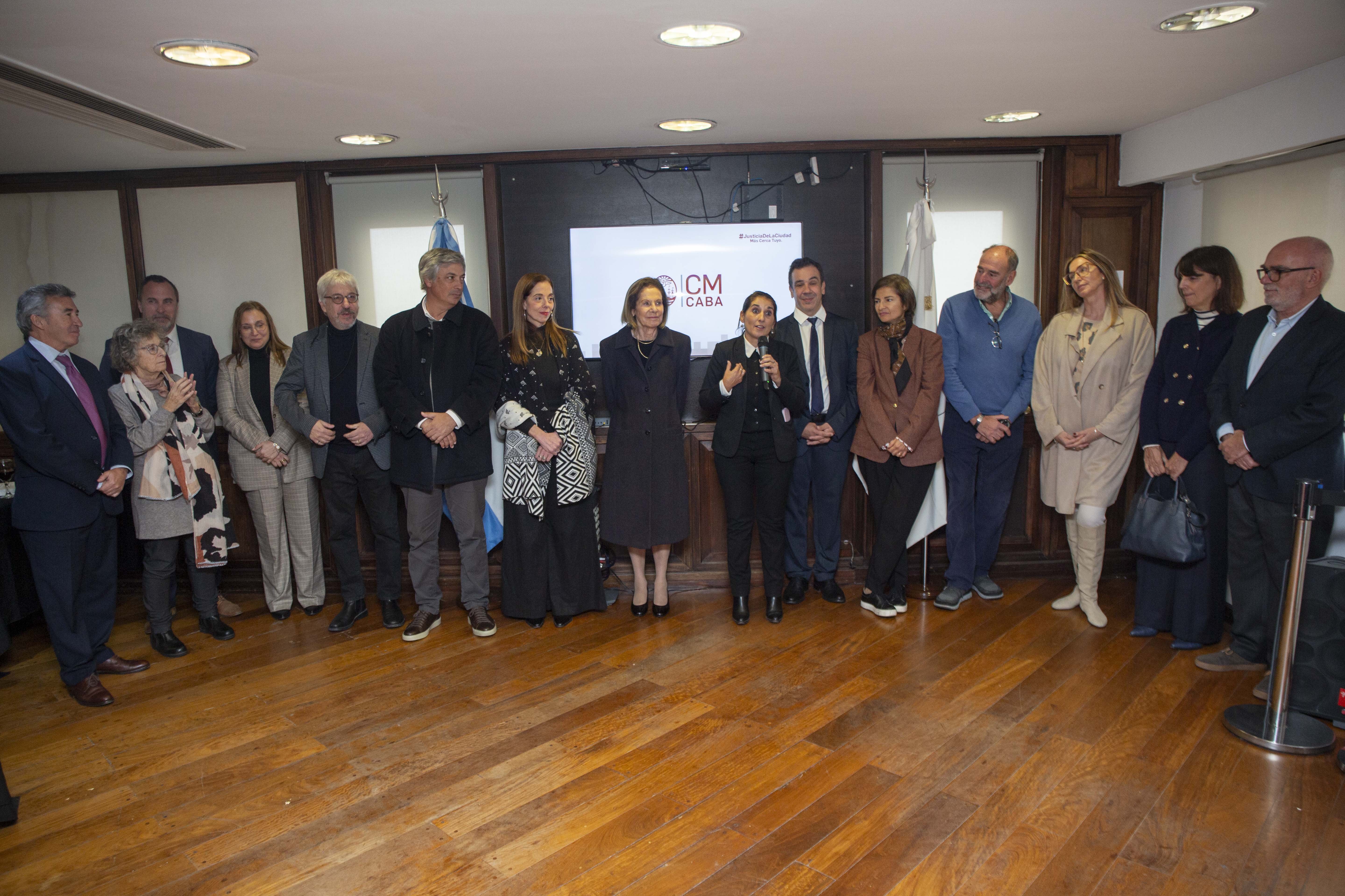 Izq. a der: los jueces del TSJ Dres. Santiago Otamendi y Alicia Ruiz; los nuevos consejeros por el estamento judicial, Dres. Martín Converset, Gabriela Zangaro y Horacio Corti; los consejeros Dr. Manuel Izura y Dra. Lorena Clienti; la Pte. del TSJ, Dra. Inés M. Weinberg; los consejeros salientes Dres. Julia Correa, Rodolfo Ariza Clerici y Fabiana Schafrik; los consejeros Dr. Javier Concepción y Dra. Karina Leguizamón; la Defensora General Dra. Marcela Millán; y el consejero Dr. Luis Duacastella Arbizu.