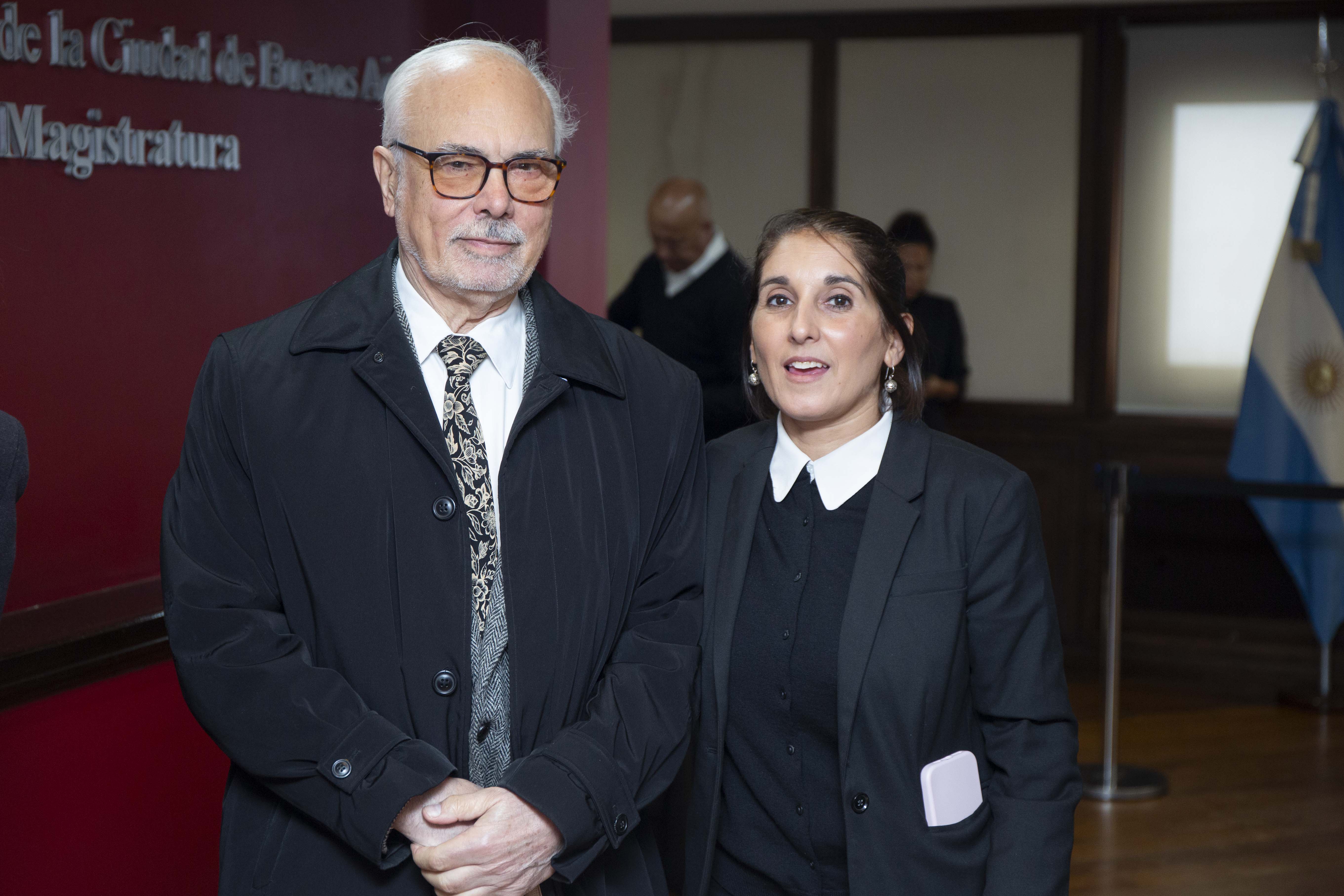 El juez del Tribunal Superior de Dr. Justicia Luis F. Lozano junto a la consejera saliente Dra. Julia Correa.
