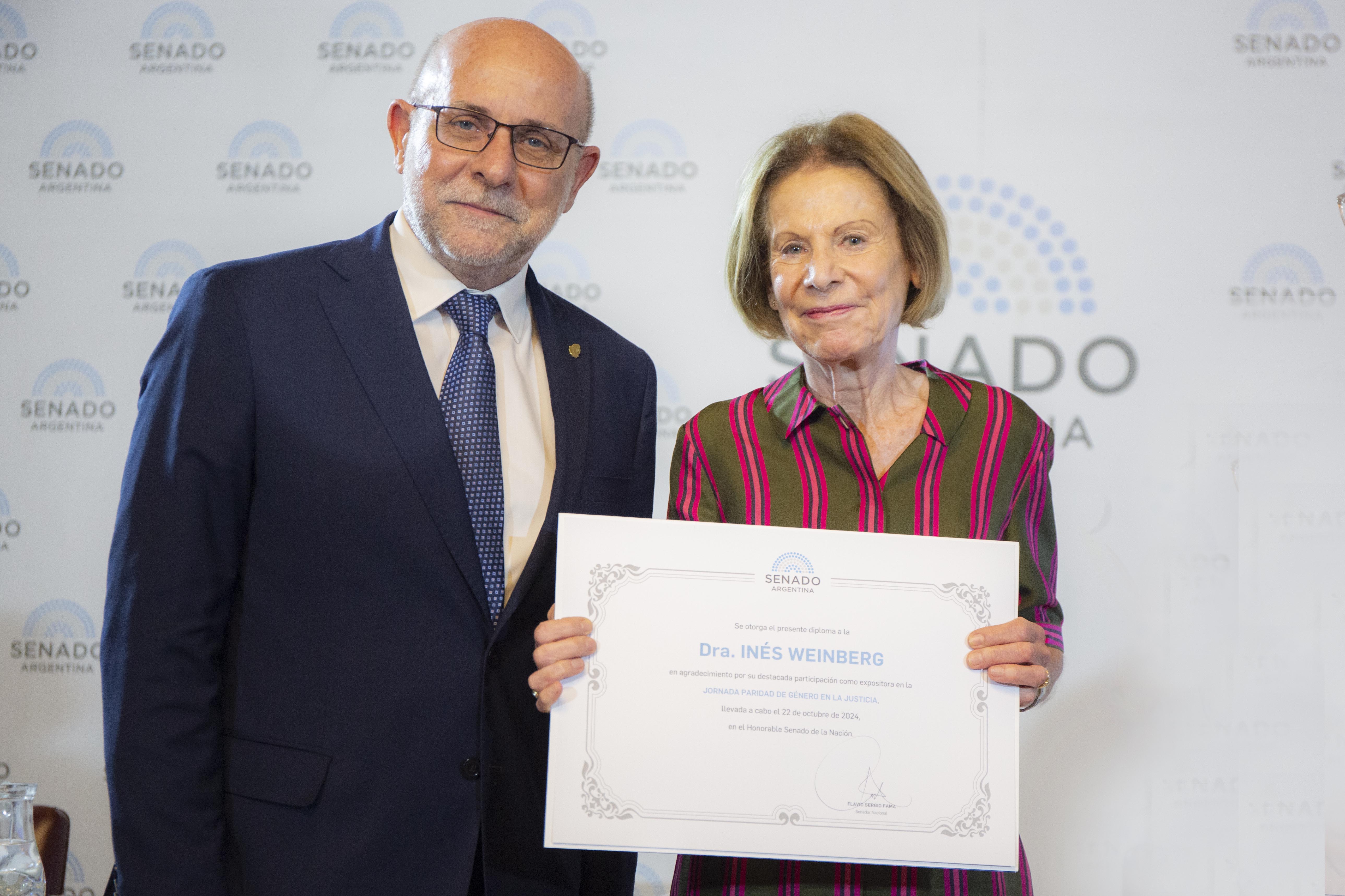 La doctora Inés M. Weinberg recibe un diploma en agradecimiento por su participación de manos del senador nacional Flavio Fama.