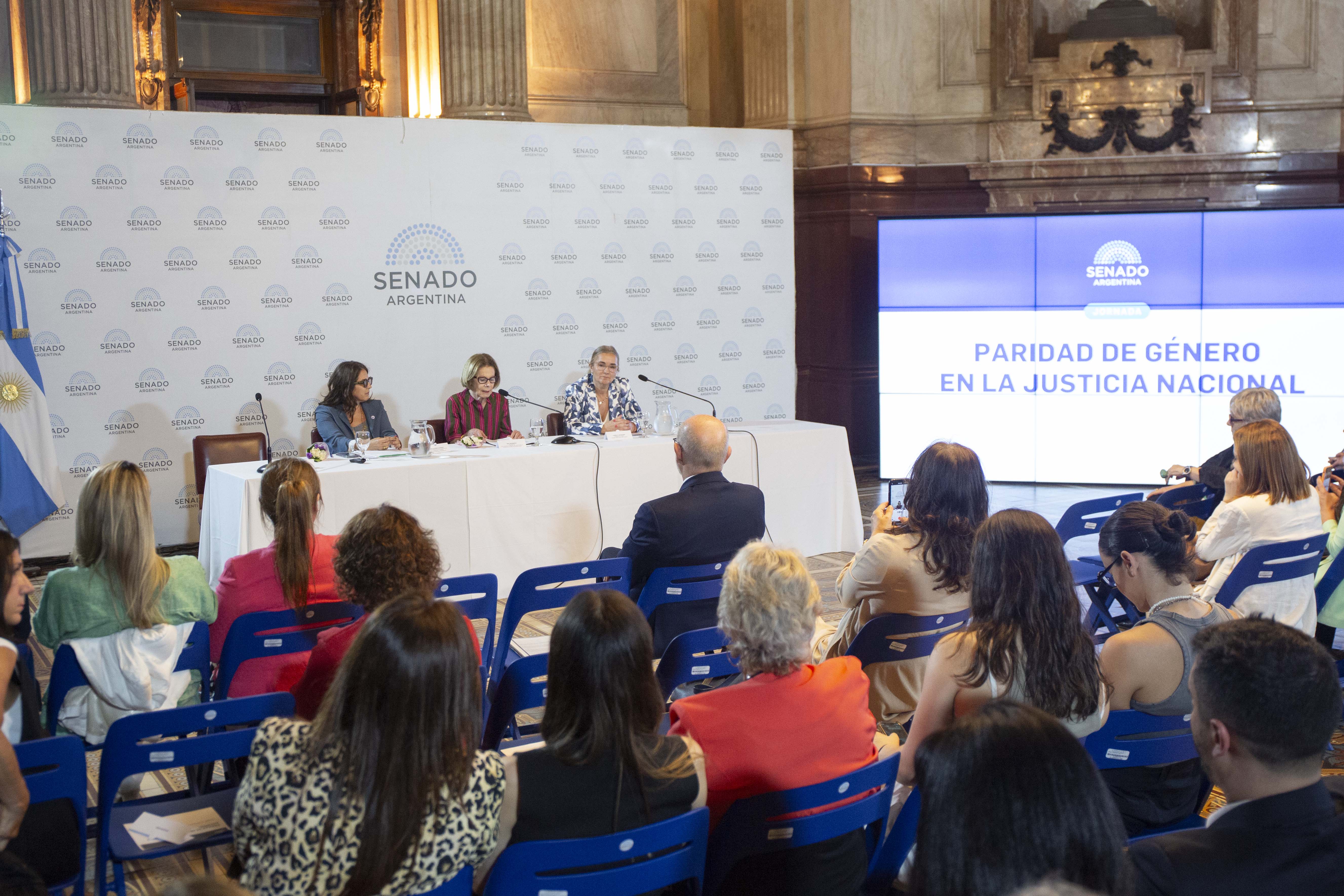 La presidente del Tribunal Superior al momento de su exposición junto a las doctoras María Eugenia Chapero y Carina P. Estefanía.