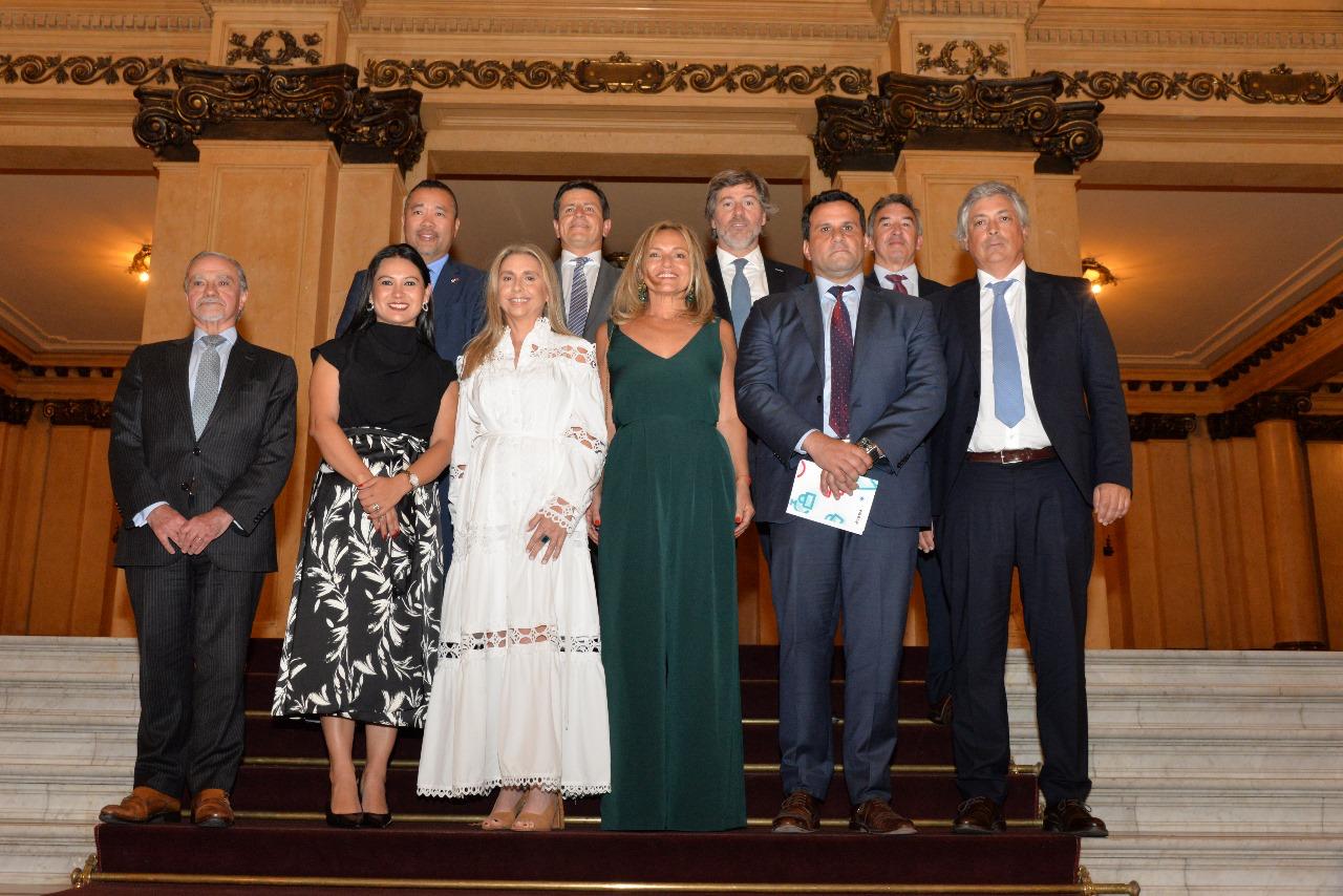 De Izq. a Dcha: Guiellermo Jacobucci, Pilar Ramirez, Natalia Molina, Daniela Dupuy, Martín López Zavaleta, Manuel Izura, Guillermo Auyon, Juan Bautista Mahiques y Santiago Otamendi.