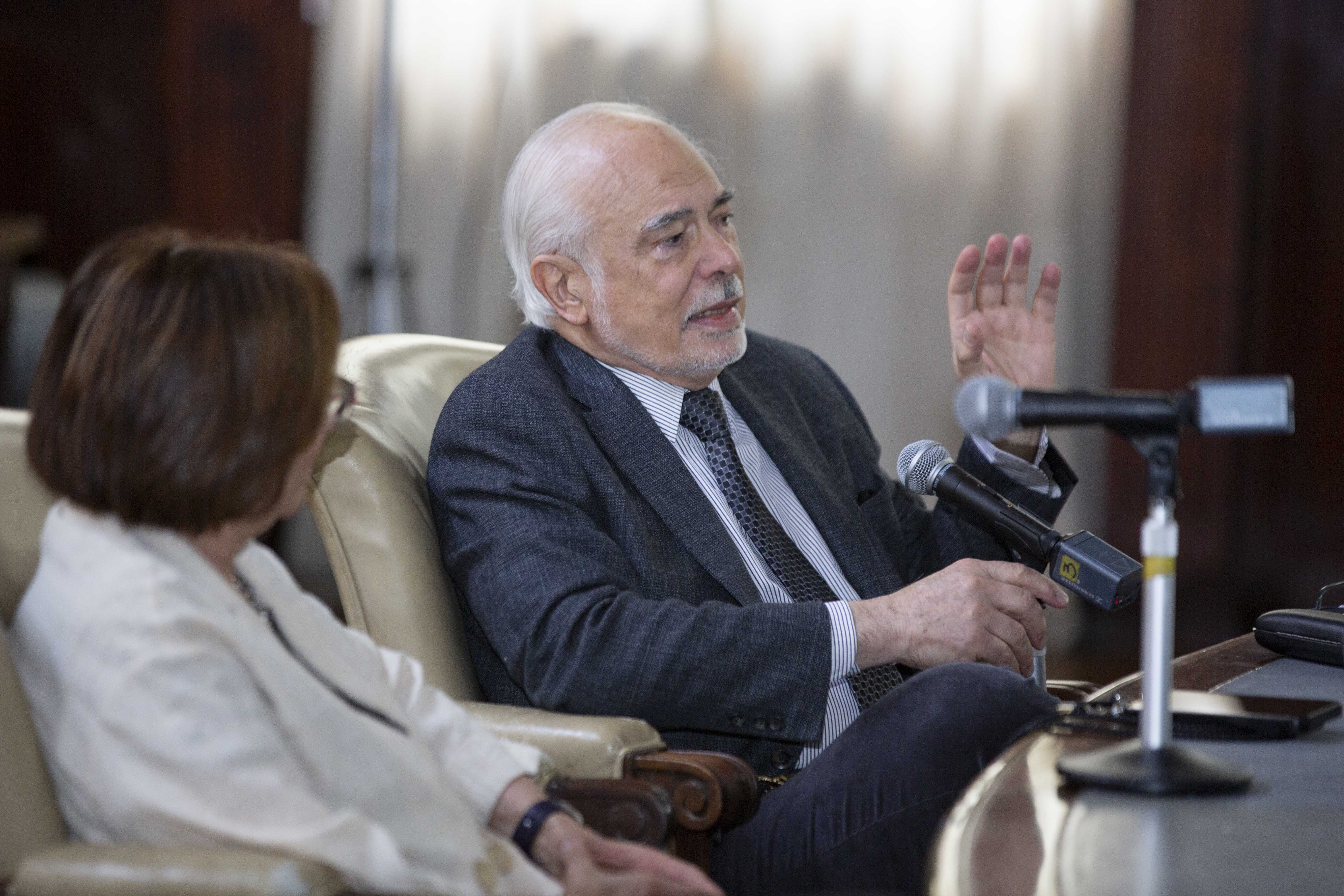 El juez Luis F. Lozano durante su exposición.