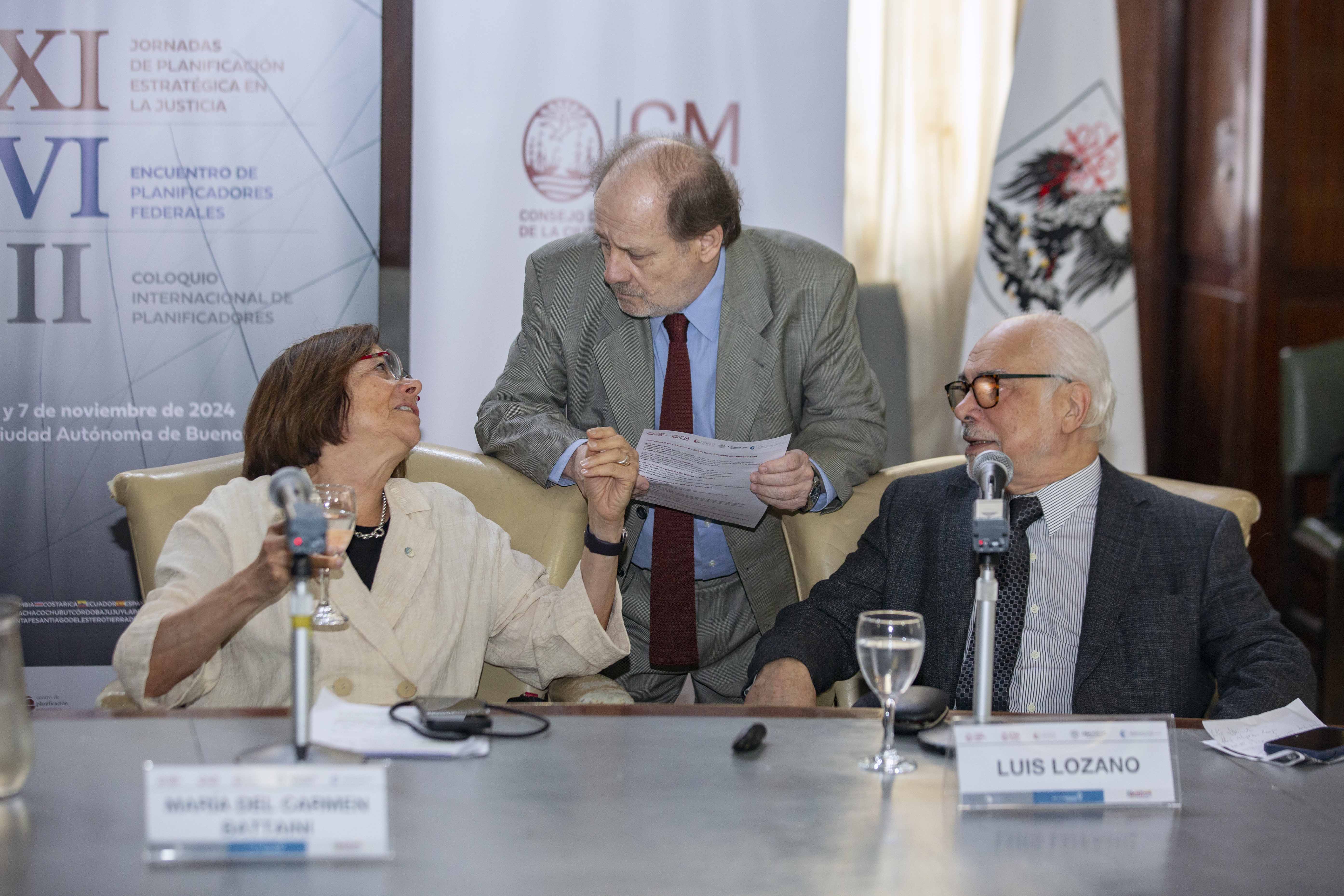 La jueza María del Carmen Battaini, del STJ de Tierra del Fuego con Juan José Pi de la Serra, quien organizó el evento, y el juez Luis Francisco Lozano del TSJ de la Ciudad A. de Buenos Aires.