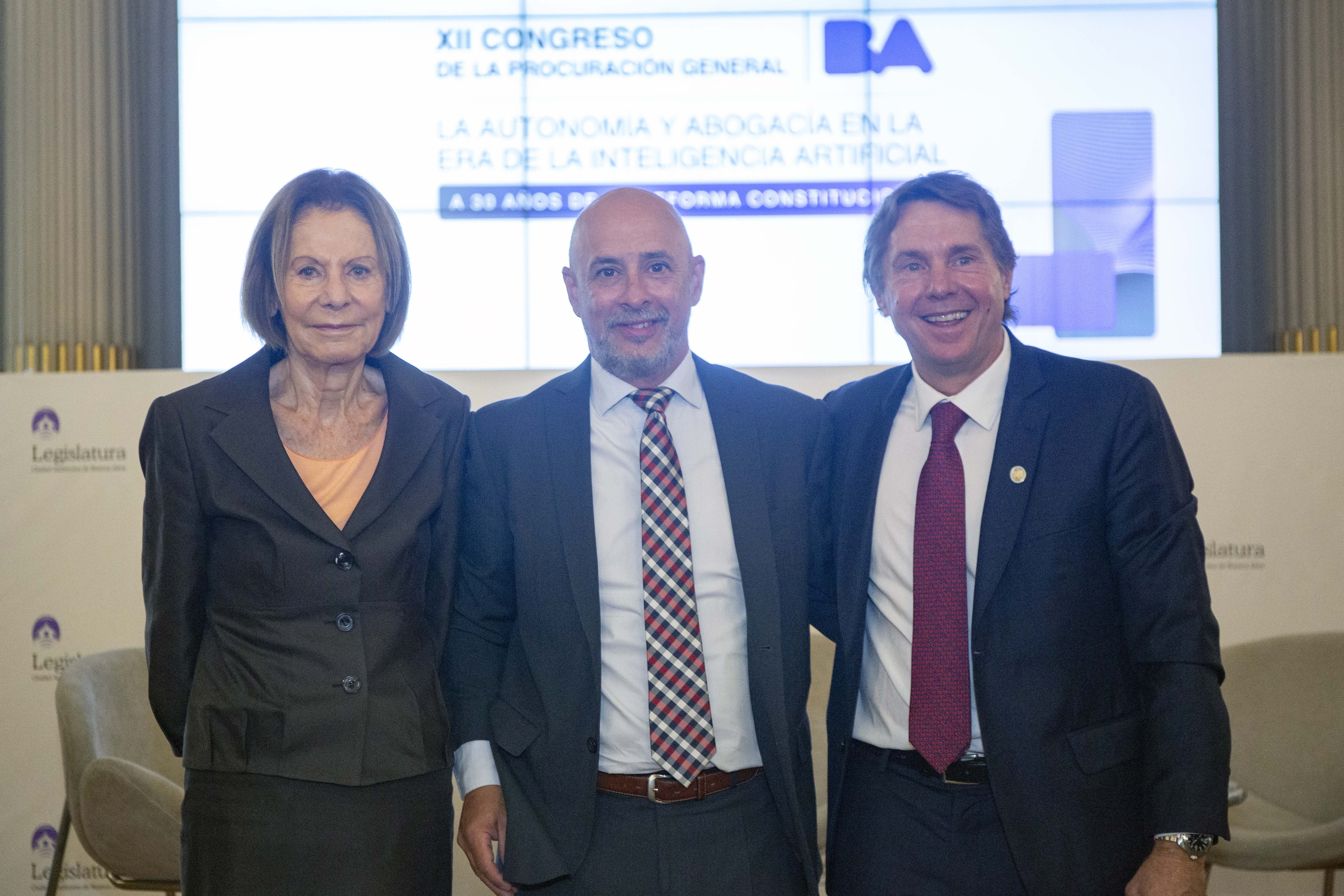 La Dra. Inés M. Weinberg junto a los Dres. Marín Ocampo y Gabino Tapia.