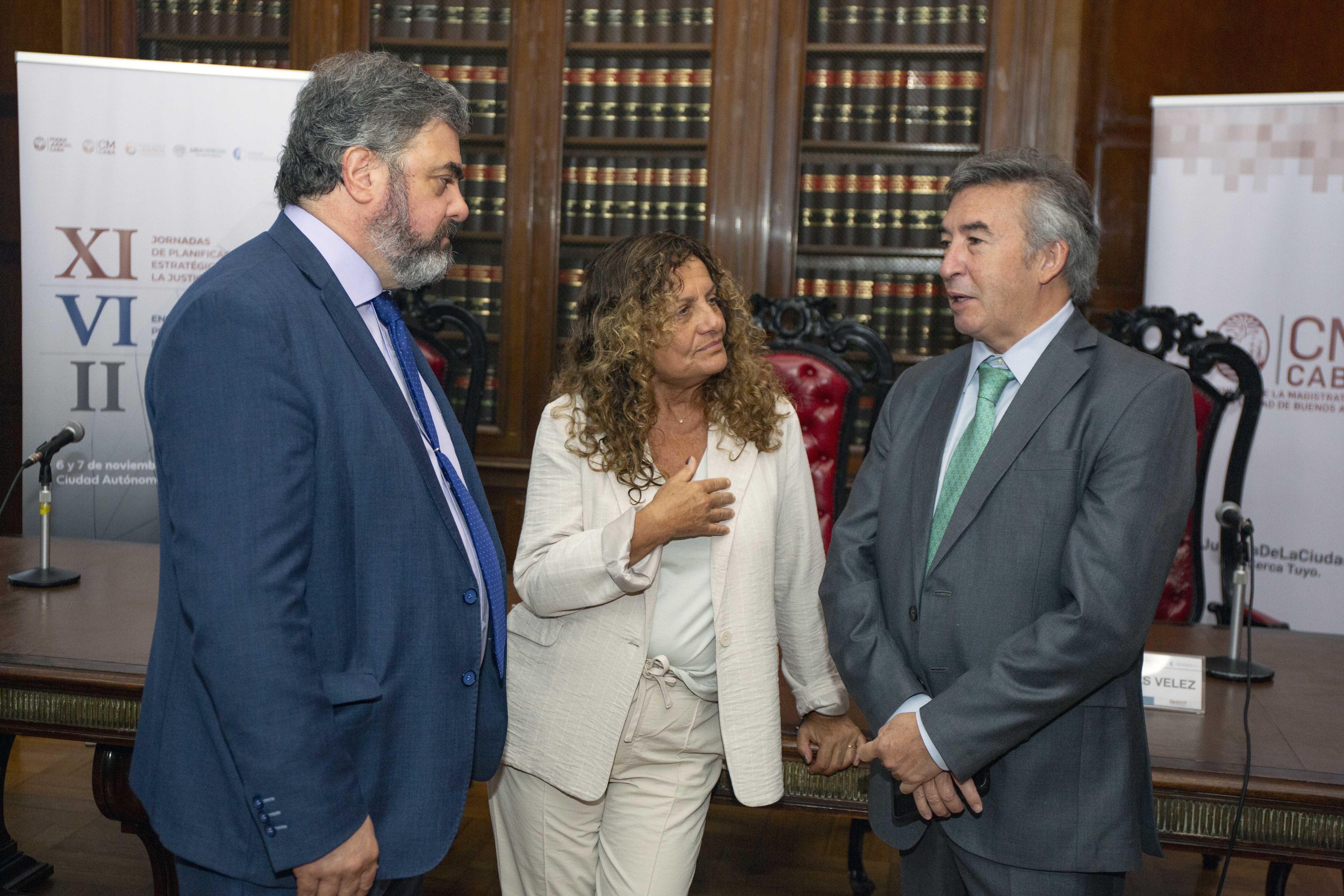 Dr. Sergio Ceci, juez del STJ de Río Negro,Dra. Iride I. Grillo, jueza del TSJ de El Chaco con el Dr. Santiago Otamendi, juez del TSJ de la CABA.