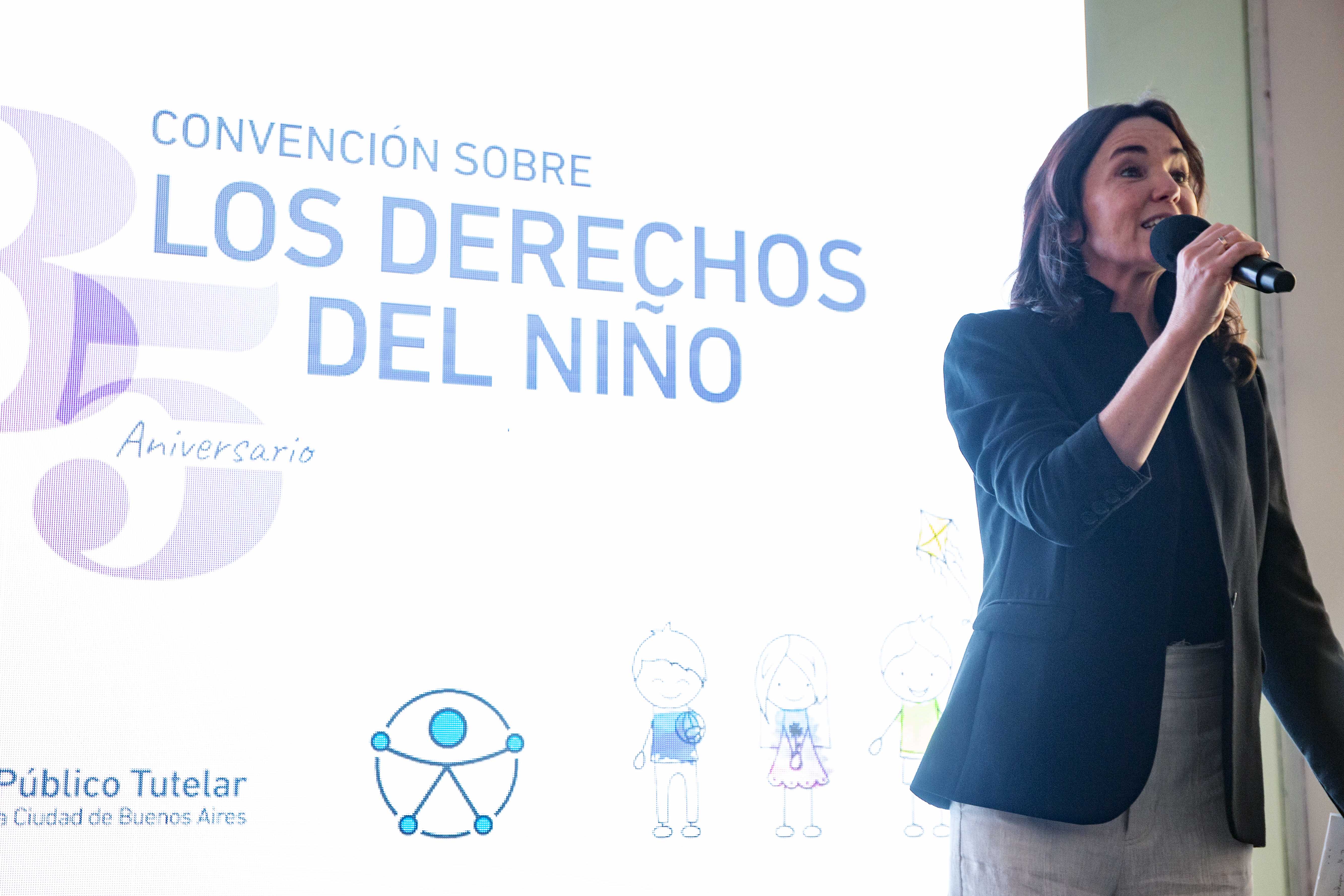 La Dra Carolina Stanley durante la presentación de la muestra