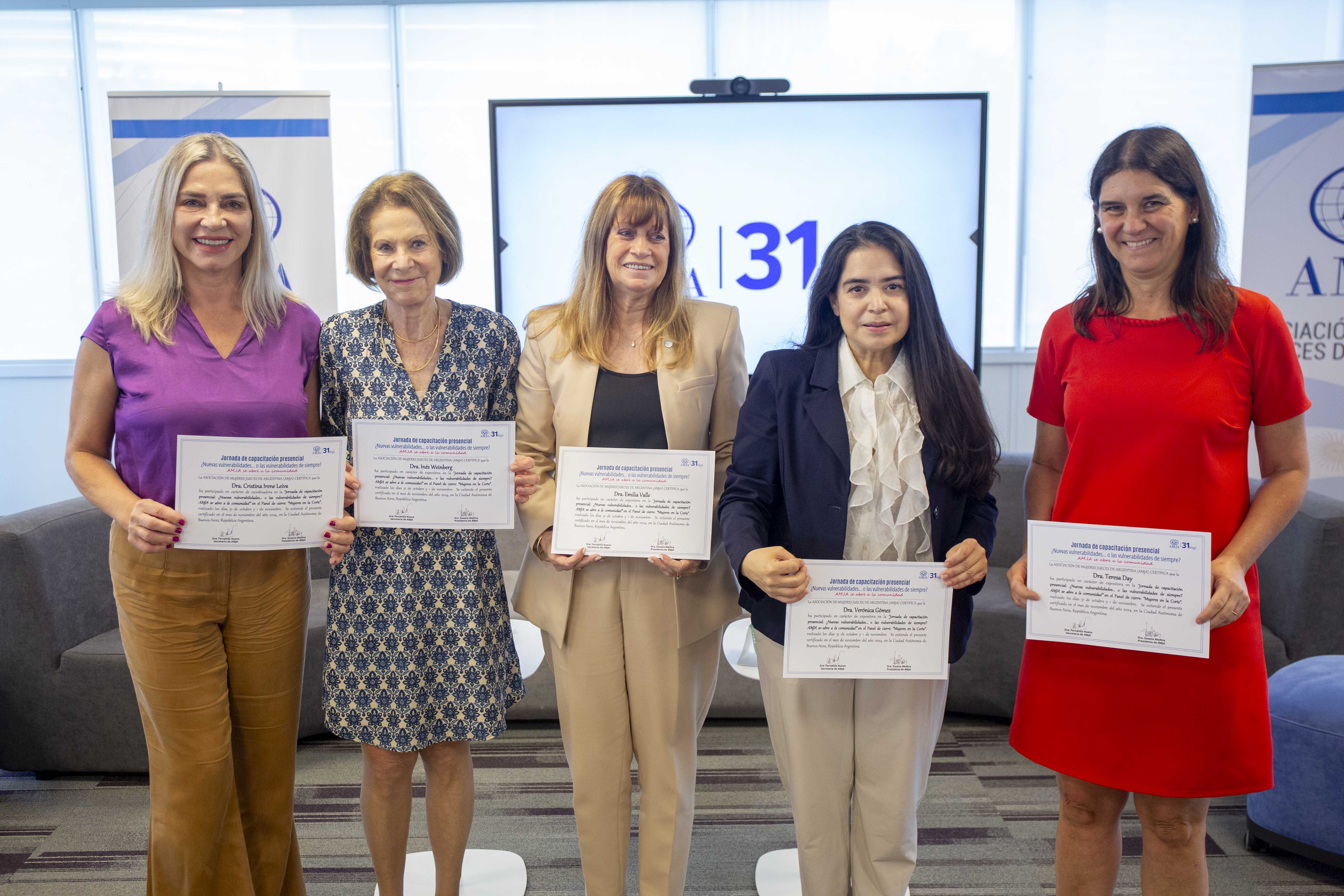 Integrantes del panel de cierre “Mujeres en la Corte”. De izq a der: Dra. Cristina Irene Leiva, jueza del STJ de Misiones; Dra. Inés M. Weinberg, juez del TSJ de CABA; Dra. Emilia Valle, jueza del STJ del Chaco; Dra. Verónica Gómez, jueza de la Corte Interamericana de Derechos Humanos; y Dra. Teresa Day, jueza de la Corte de Justicia de Mendoza.