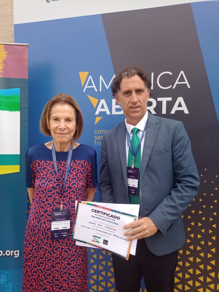 La presidente del TSJ, Inés M. Weinberg y el secretario judicial de Asuntos Judiciales, Fermín Igarzábal, reciben el diploma para el Tribunal otorgado por OGP durante el encuentro de América Abierta.