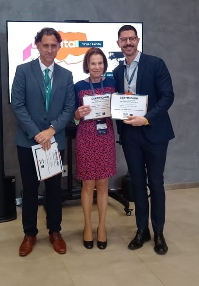 La juez Inés M. Weinberg y el secretario judicial Fermín Igarzábal, junto a Rudi Borrmann, director de Comunicación, contenido y Community Engagement de América Abierta.