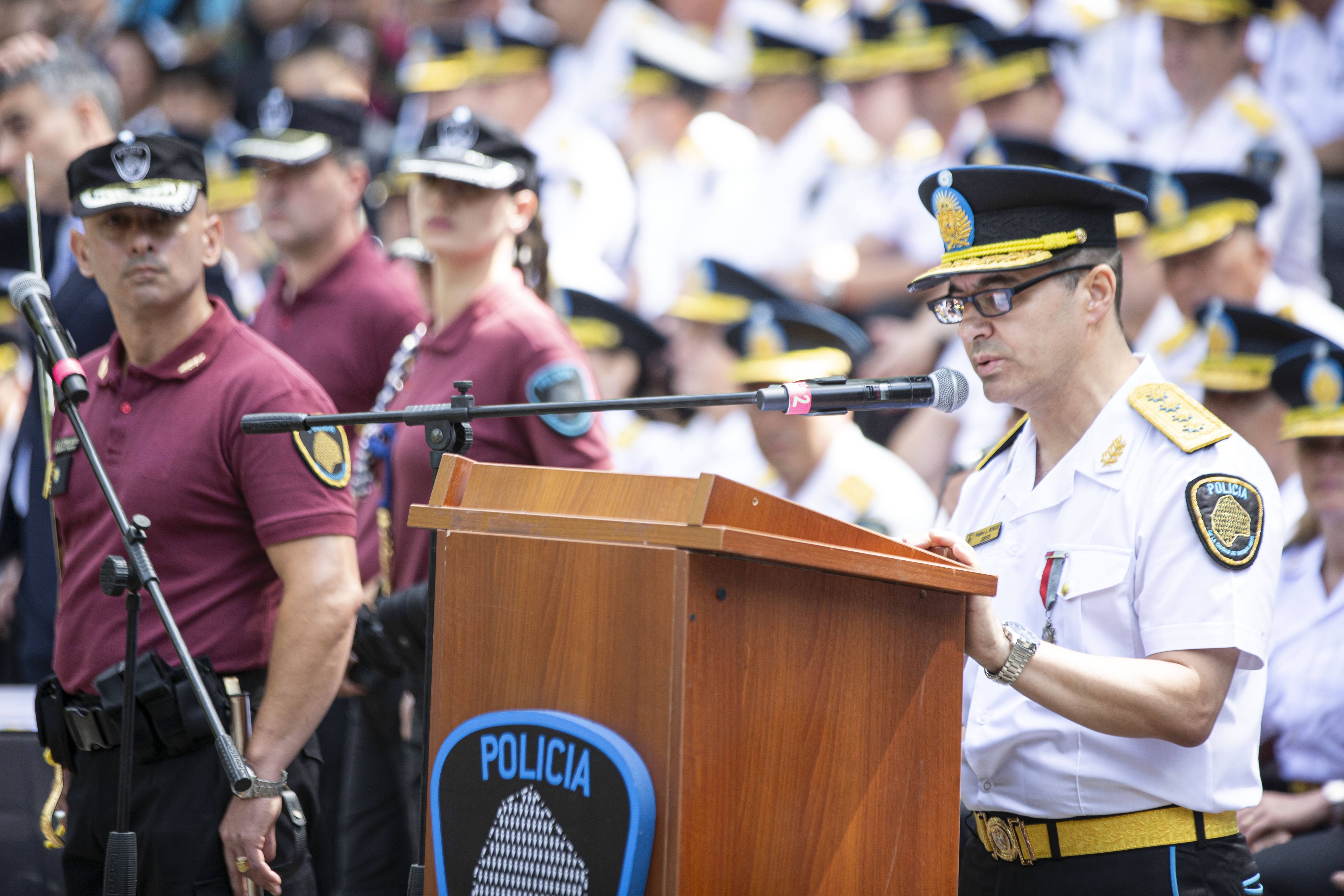 el Jefe de la Policía de la Ciudad se dirigió a los presentes antes de la entrega de diplomas y placas en reconocimiento al personal destacado.