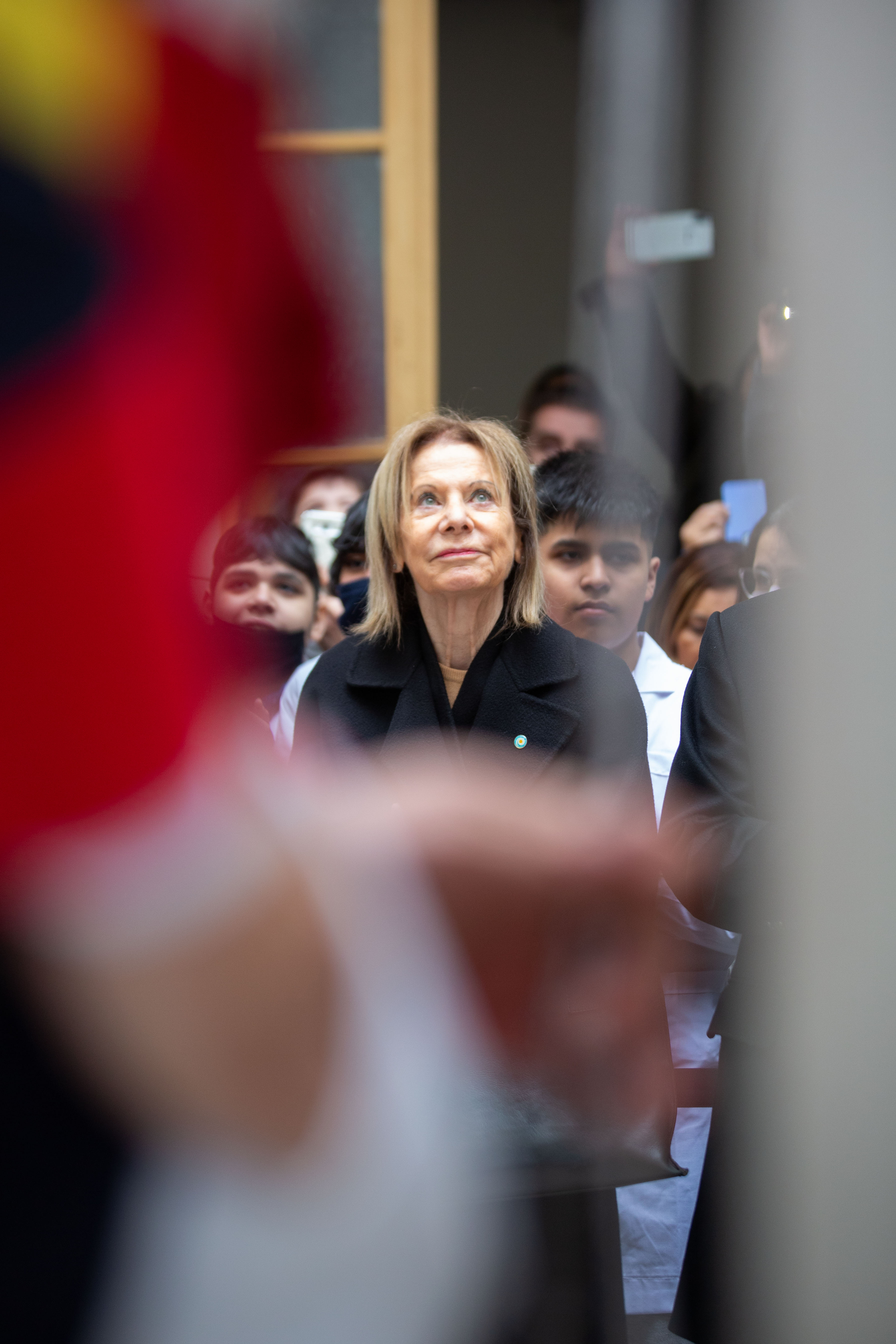 La Dra. Inés M. Weinberg presencia el izamiento de la bandera.