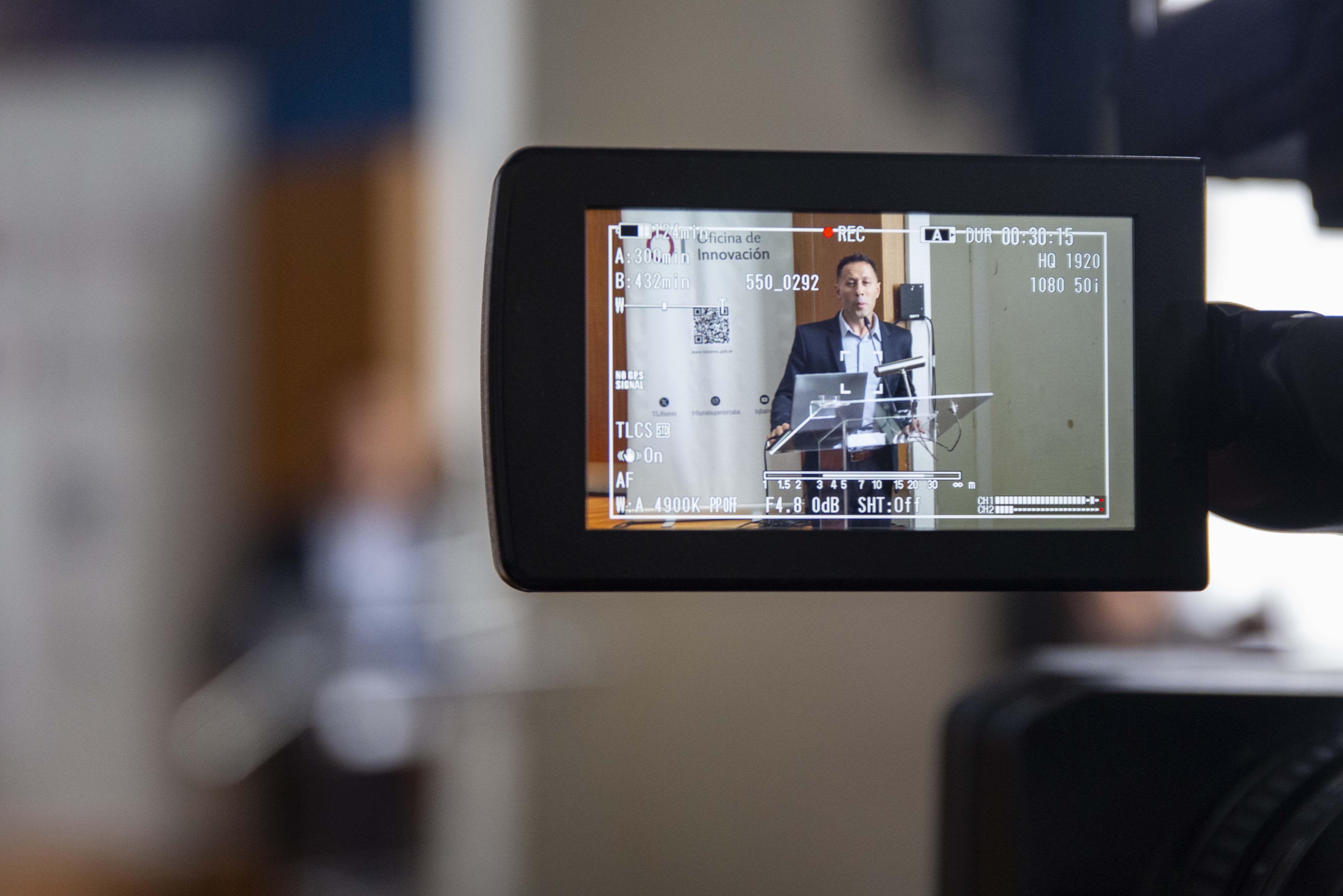 El Dr. Juan Corvalán, director del Laboratorio de IA de la UBA, presentó los resultados del Plan Nacional de Inteligencia Artificial en la Justicia Argentina.