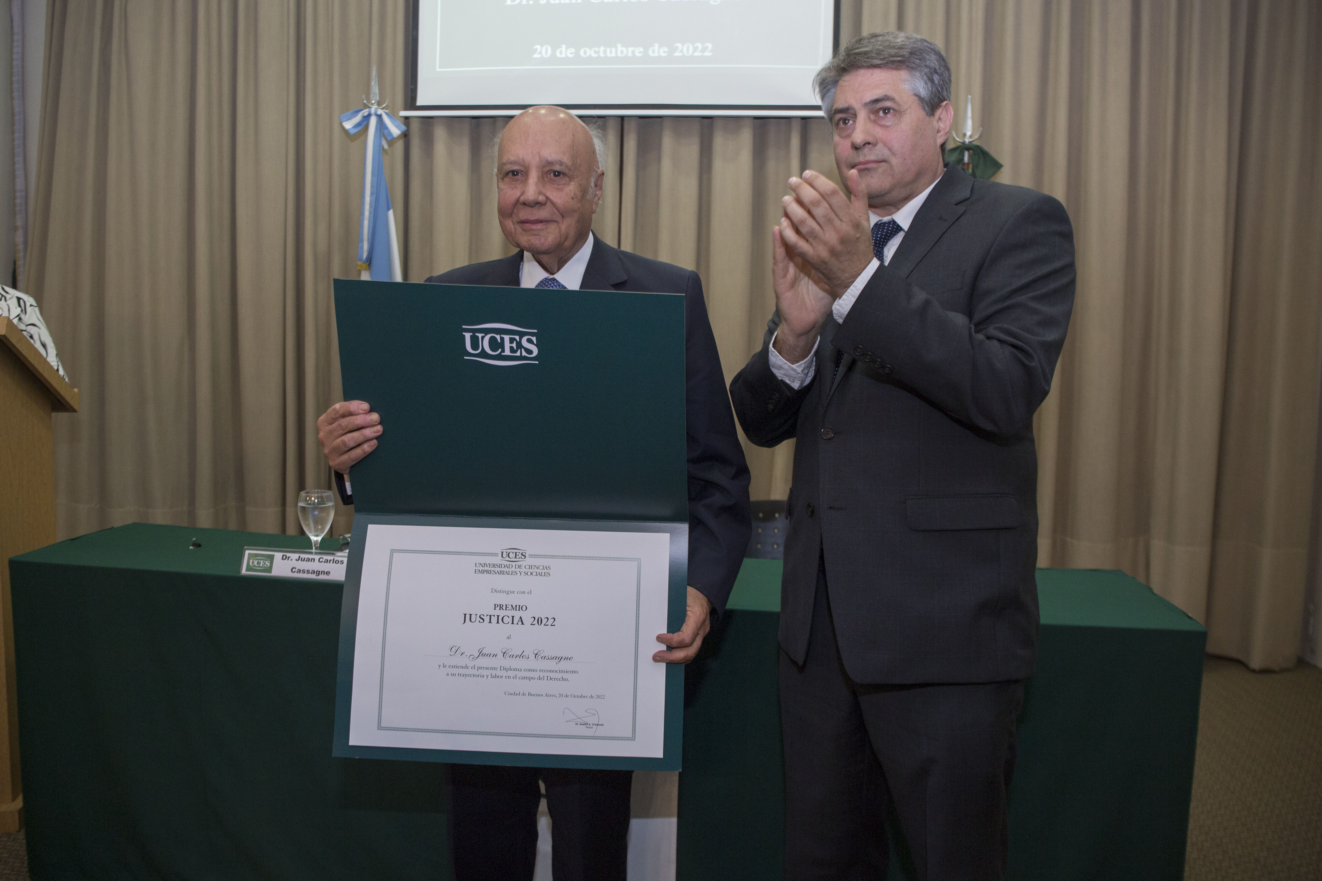 El Dr. Cassagne al momento de recibir el premio