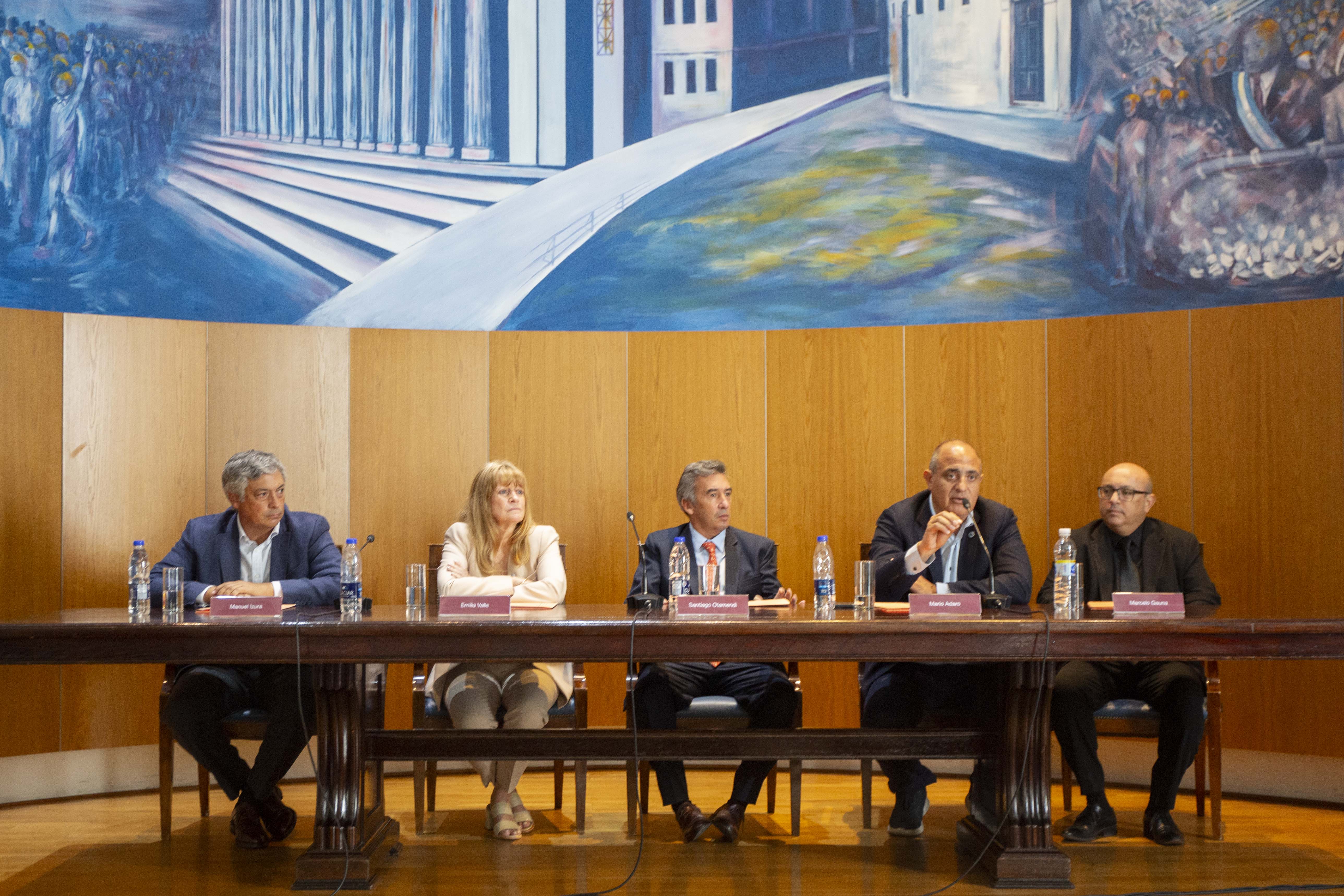 Izq. a Der: El consejero del CM de CABA, Manuel Izura , la presidenta de JuFejus, Emilia del Valle, los jueces Santiago Otamendi, Mario Adaro y Marcelo Gauna.