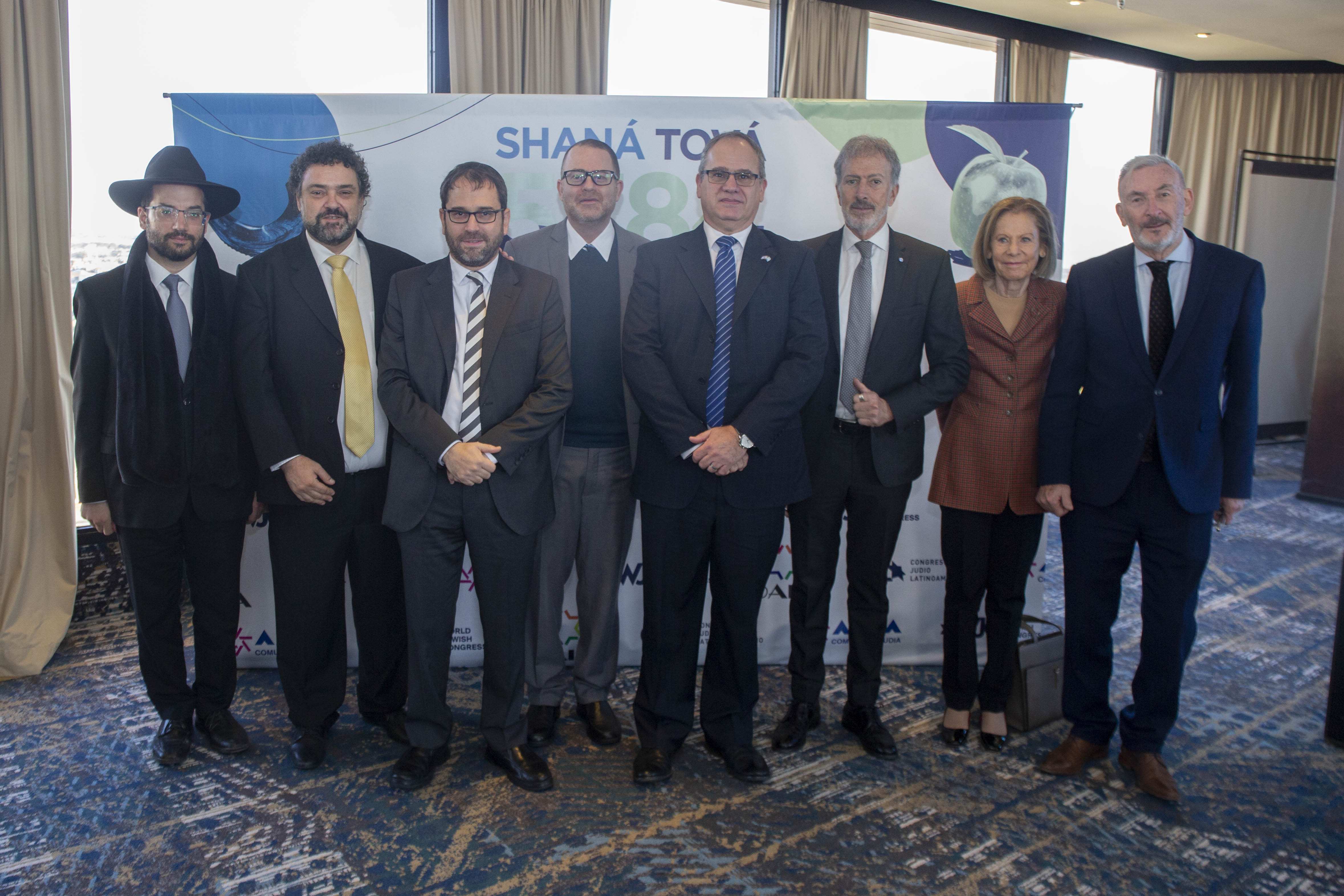 Los invitados fueron recibidos por el presidente de la DAIA, Jorge Knoblovits; el presidente de la AMIA, Amos Linetzky; y el Director Ejecutivo del Congreso Judío Latinoamericano, Claudio Epelman.