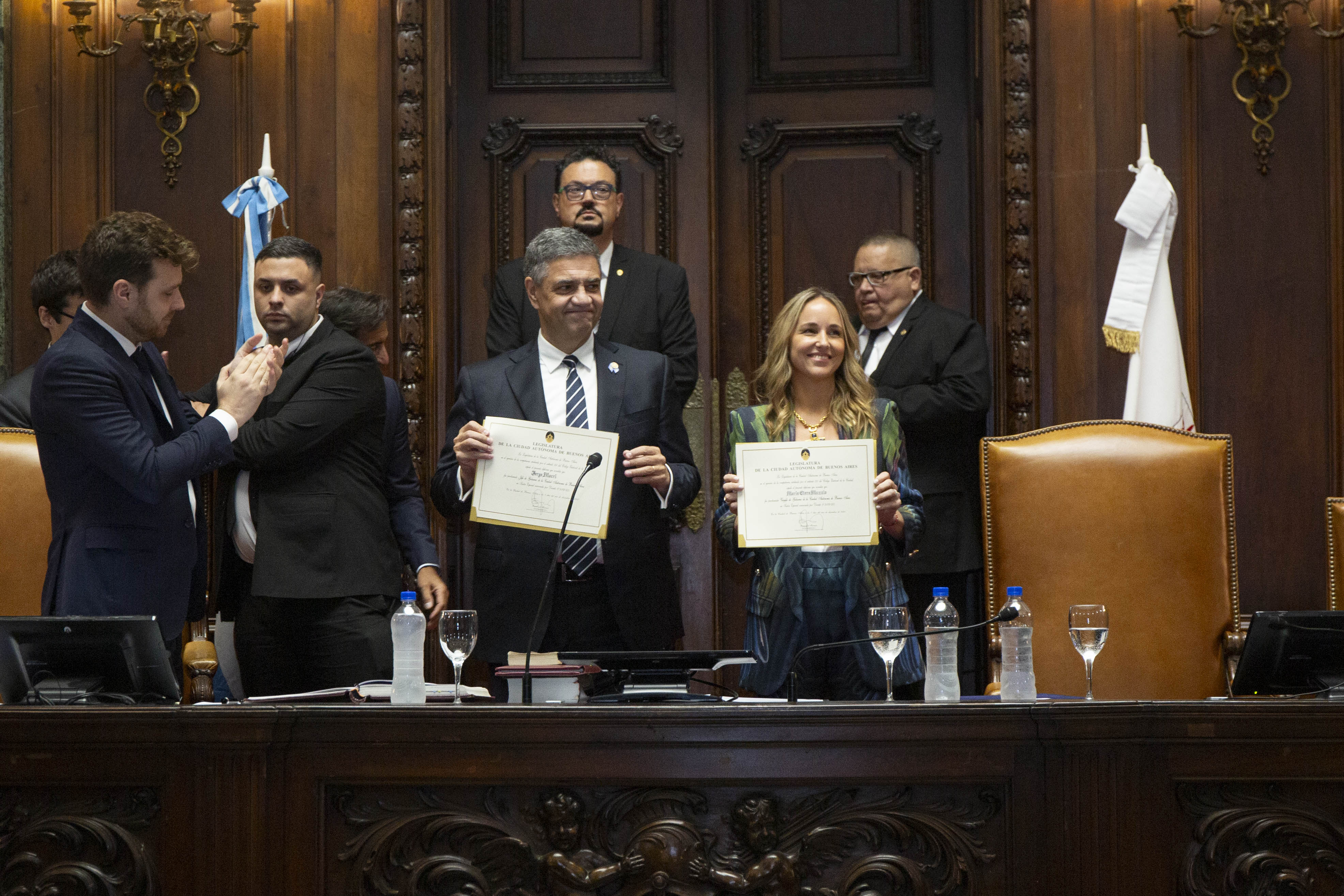 El Jefe y la Vicejefe de Gobierno, Jorge Macri y Clara Muzzio, al momento de recibir los certificados que los acreditan en el cargo