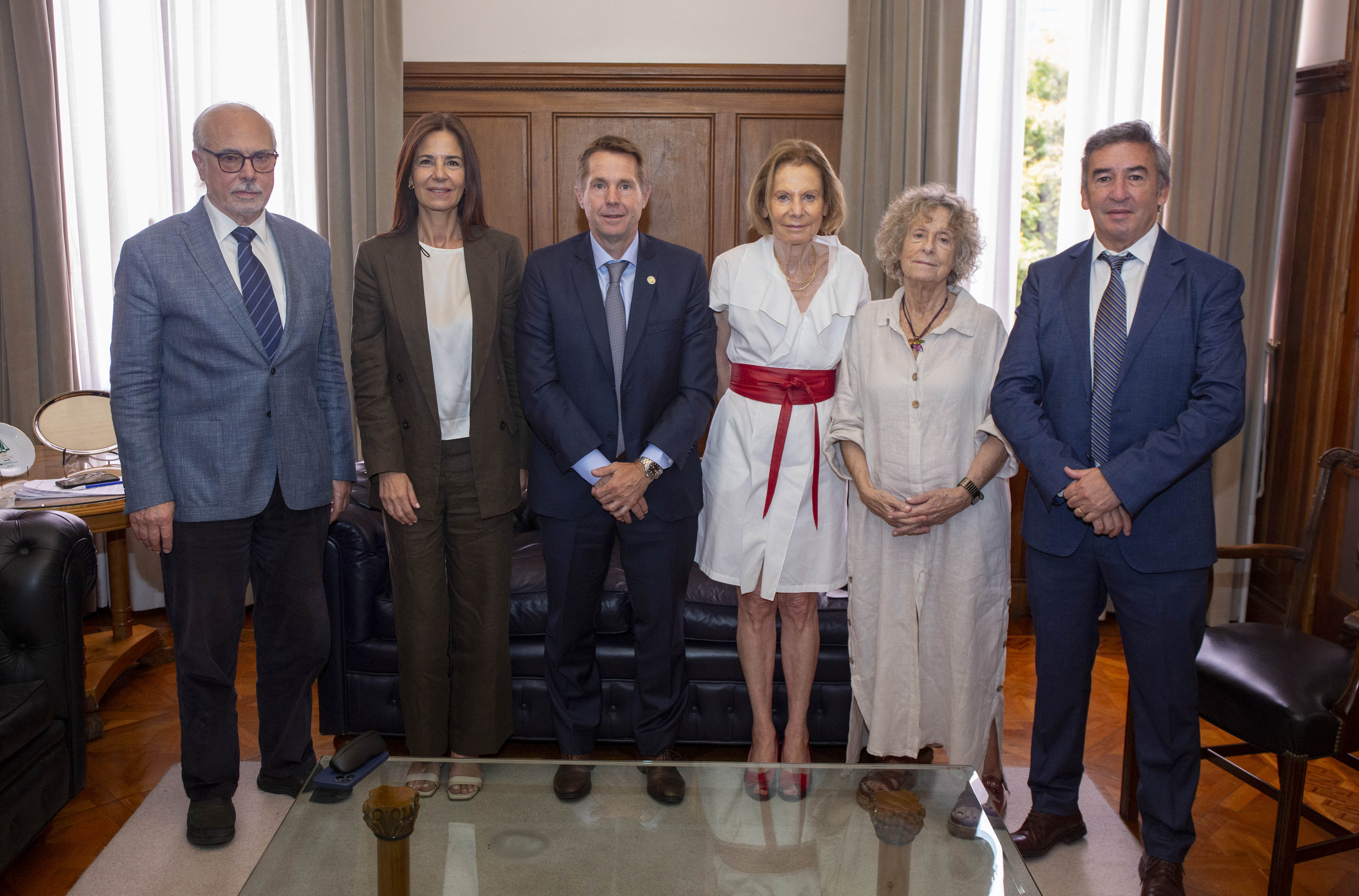 De izq. a der: el juez Luis F. Lozano, la jueza Marcela De Langhe, el Ministro de Justicia de la ciudad de Buenos Aires, Gabino Tapia; la Presidente del Tribunal Superior Inés M. Weinberg, la Vicepresidenta Alicia Ruiz y el juez Santiago Otamendi.