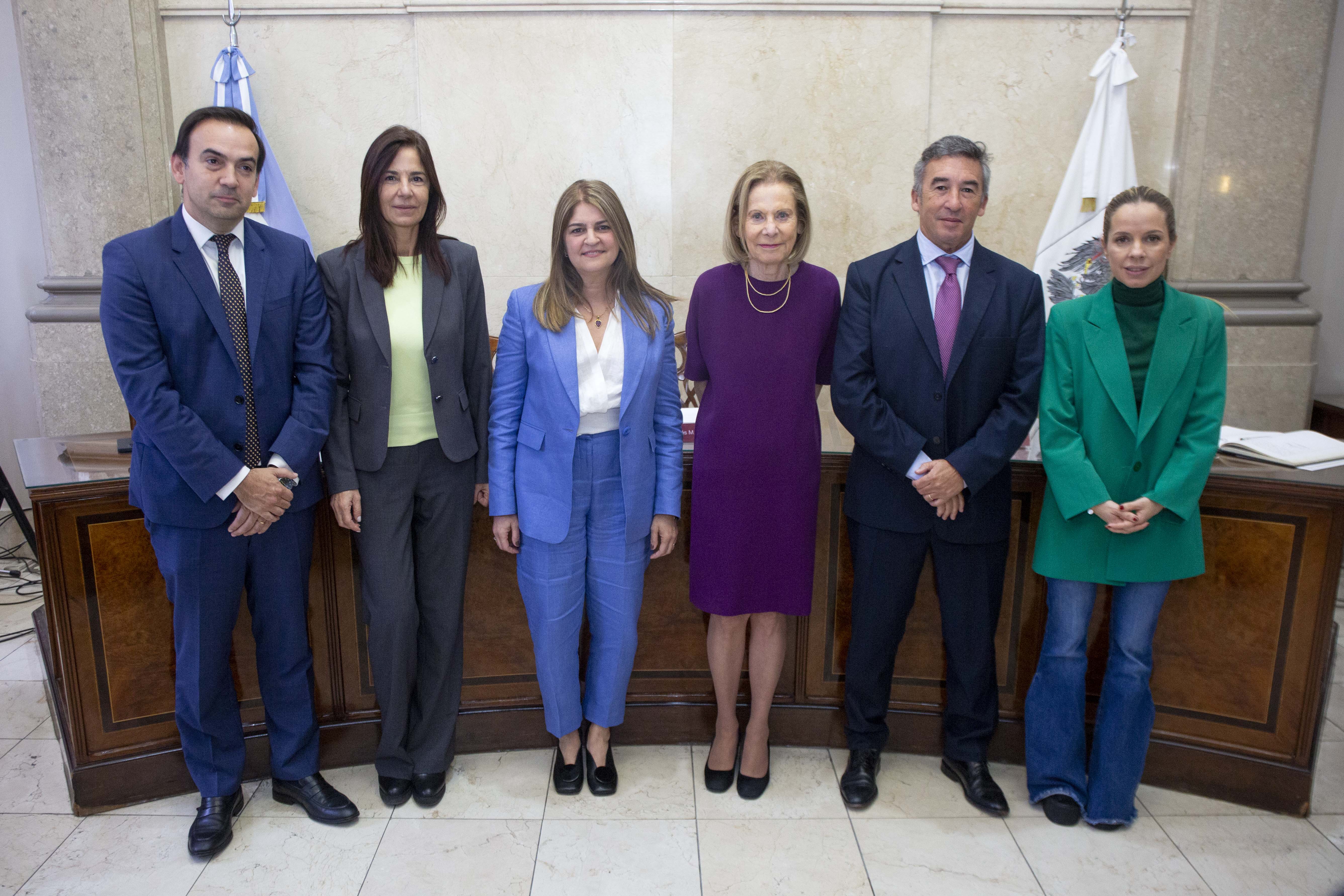 El Presidente del Consejo de la Magistratura de la Ciudad, Francisco Quintana, la Secretaria de Justicia y Seguridad de la Ciudad de Buenos Aires, Genoveva Ferreiro, las juezas Ines Weinberg, Marcela de Langhe y el juez Santiago Otamendi acompañaron a la jurante.
