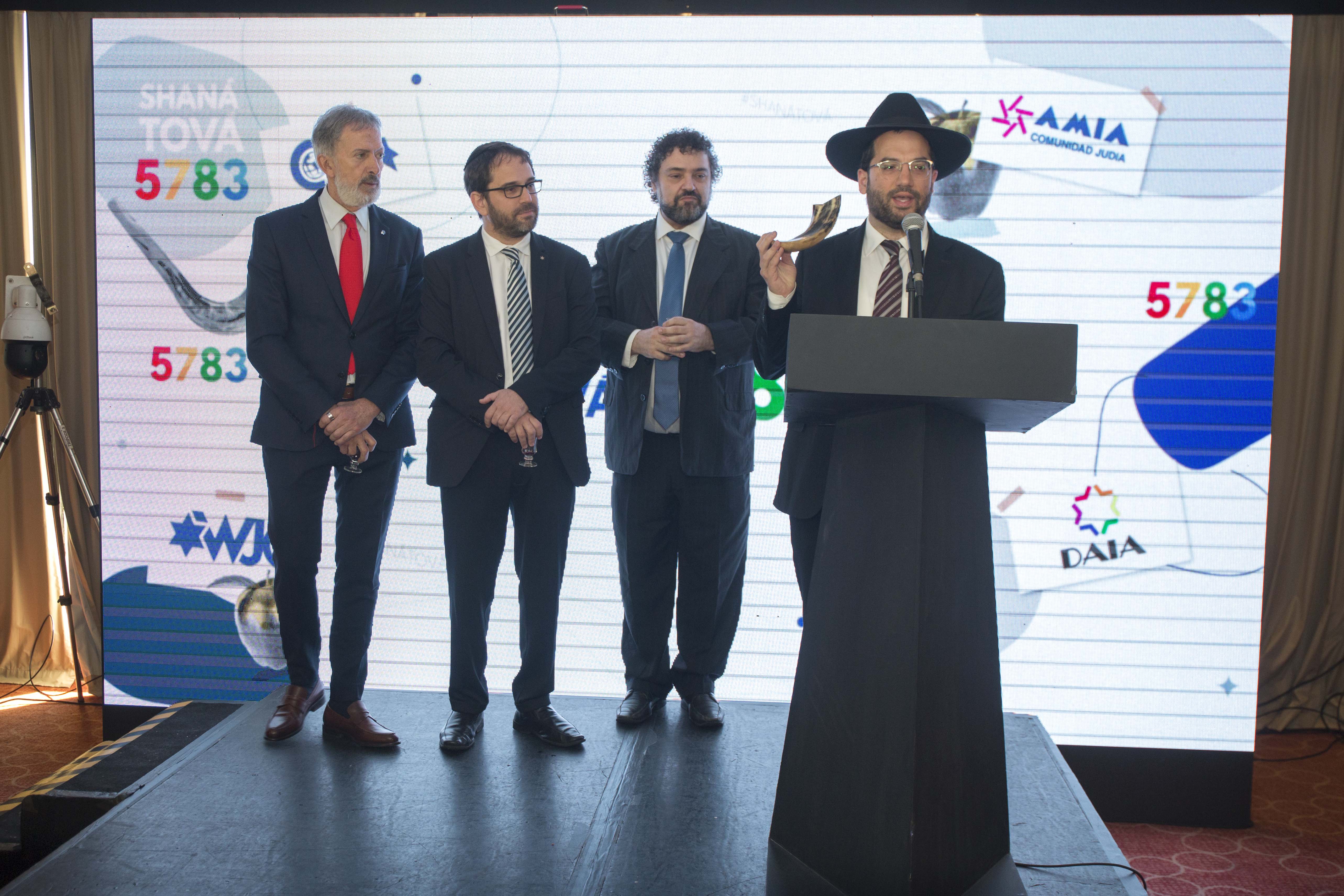 Autoridades de las instituciones convocantes durante la ceremonia.