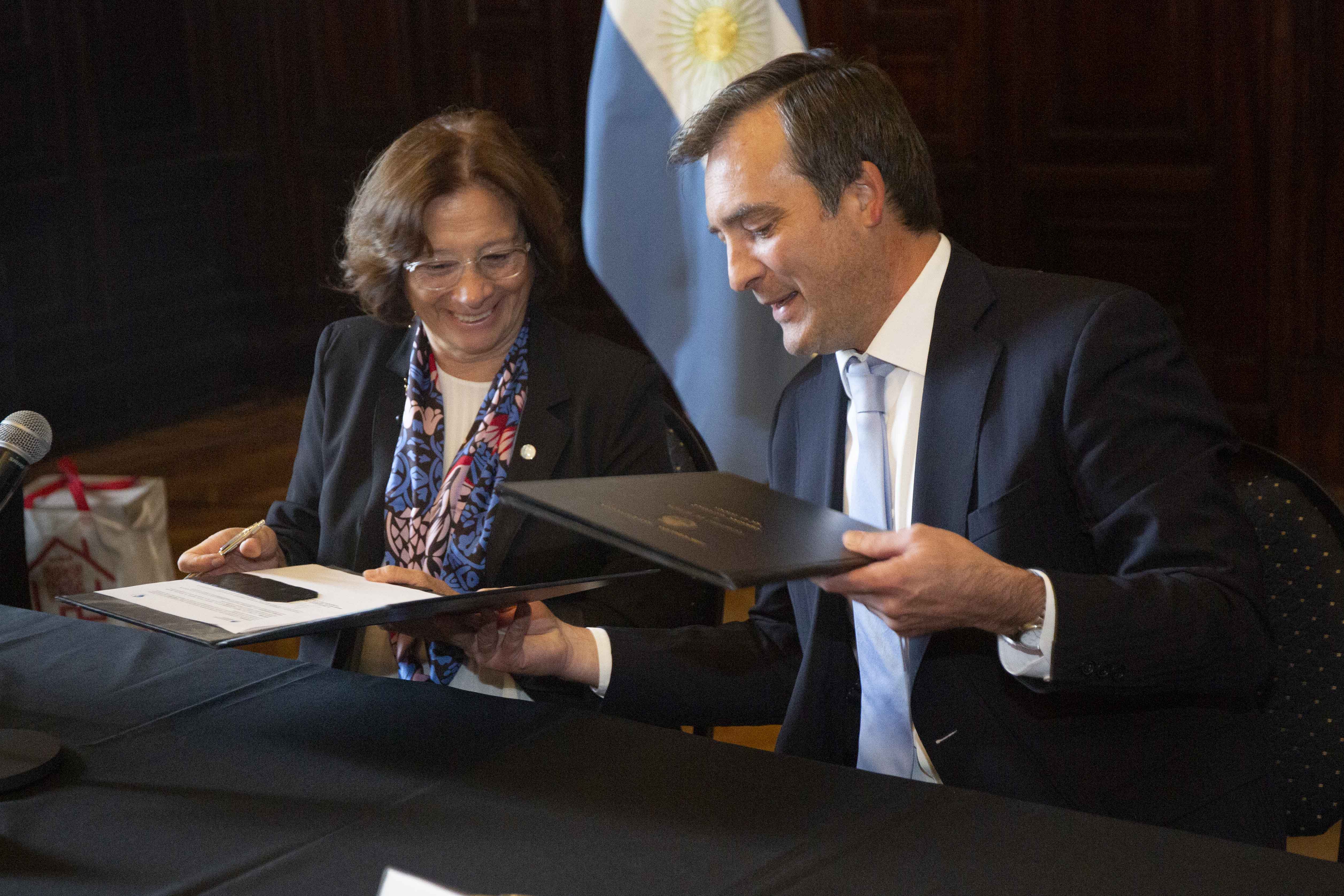 La jueza del Superior Tribunal de Justicia de Tierra del Fuego, Antártida e Islas del Atlántico Sur y presidente de la Junta Federal de Cortes y Superiores Tribunales de Justicia de las Provincias Argentinas y Ciudad Autónoma de Buenos Aires, María del Carmen Battaini; y el Ministro de Justicia y Derechos Humanos de la Nación, Martín Ignacio Soria al momento de la Apertura y firma de Convenio.