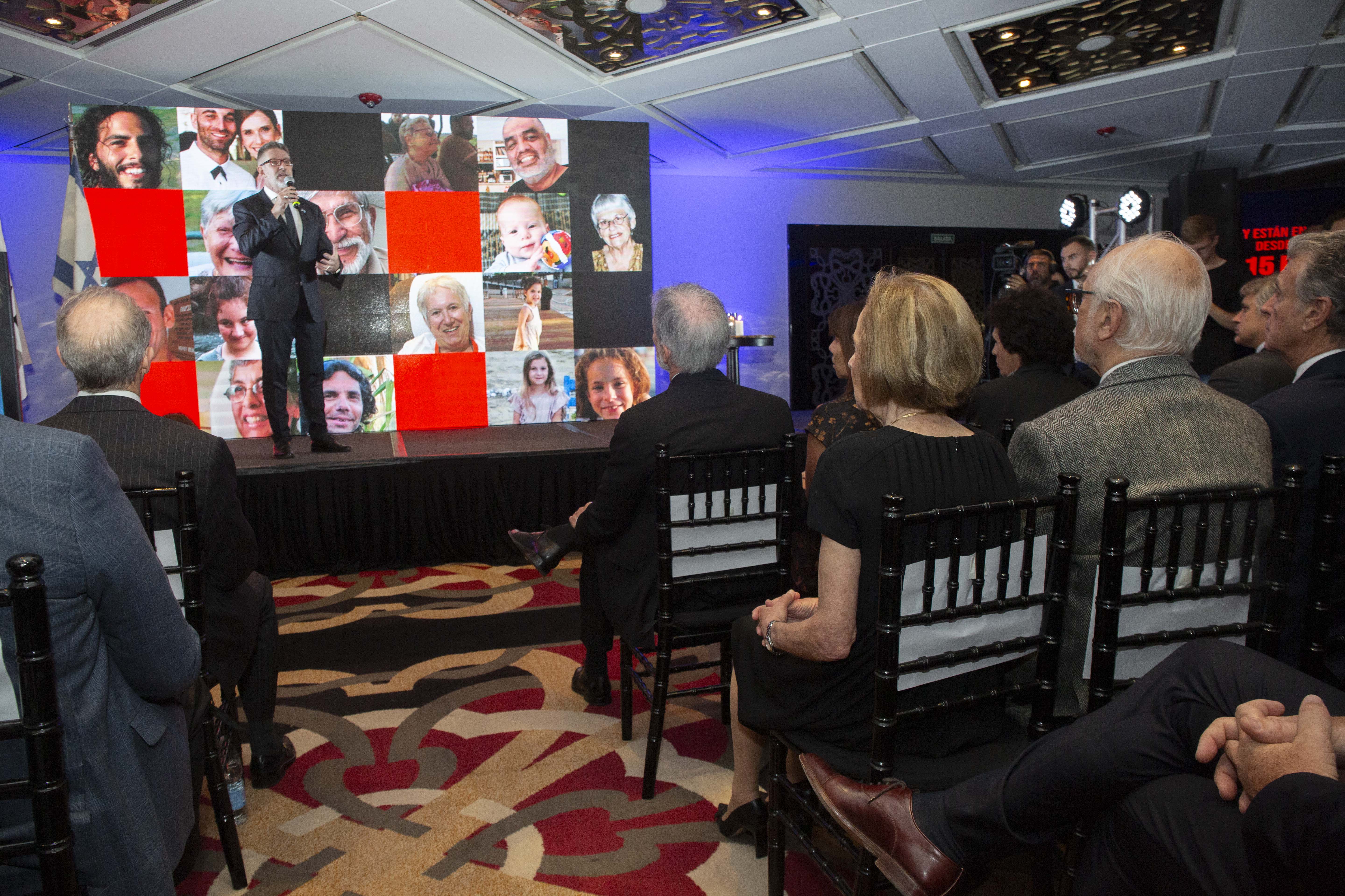 Durante todo el evento, una pantalla gigante proyectó la imagen y los  nombres de los secuestrados y los invitados sostuvieron la fotografía de alguna de las víctimas con leyendas que pedían por su liberación.