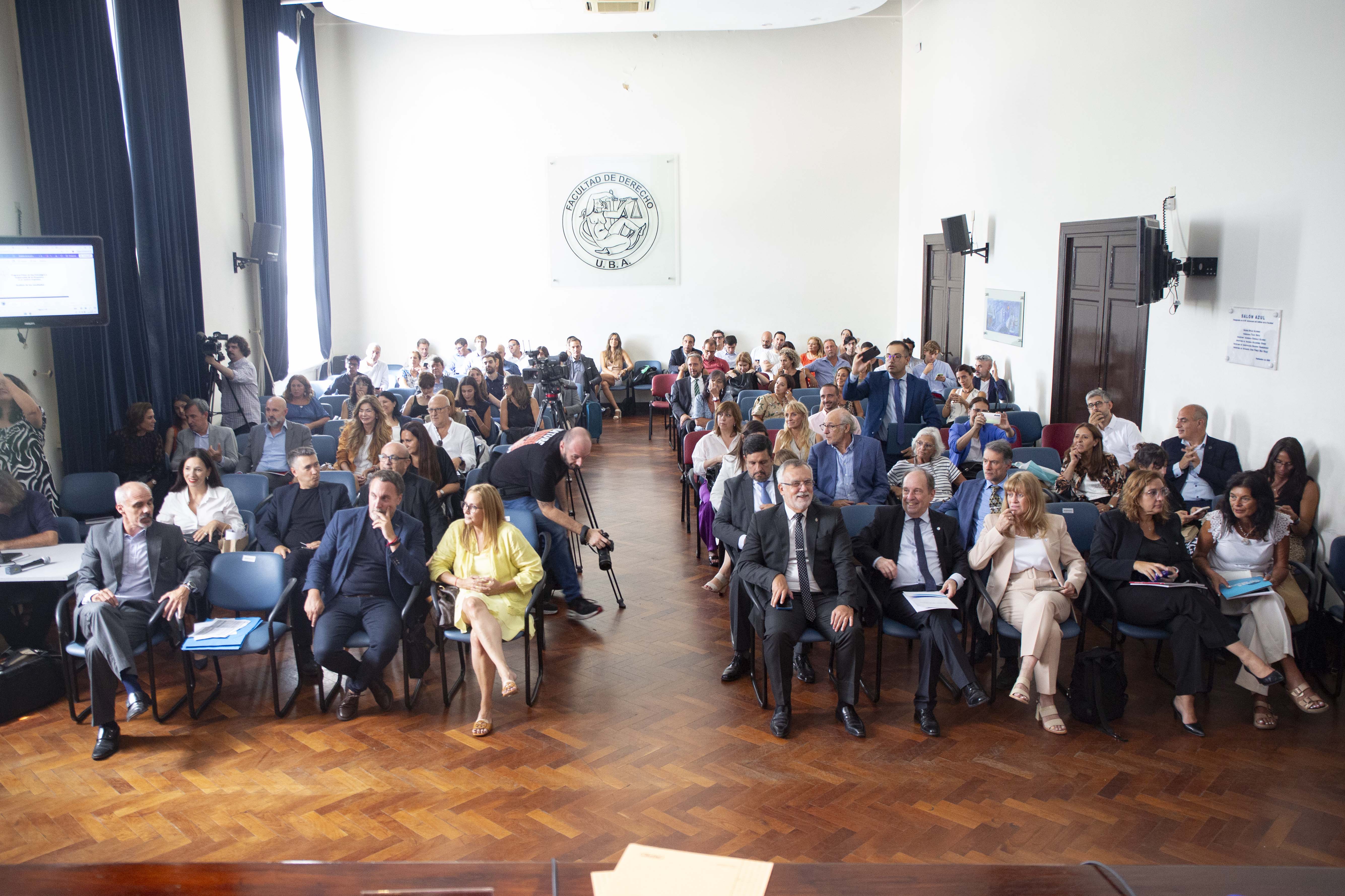 Asistentes en el Salón Azul de la Facultad de Derecho de la Universidad de Buenos Aires.