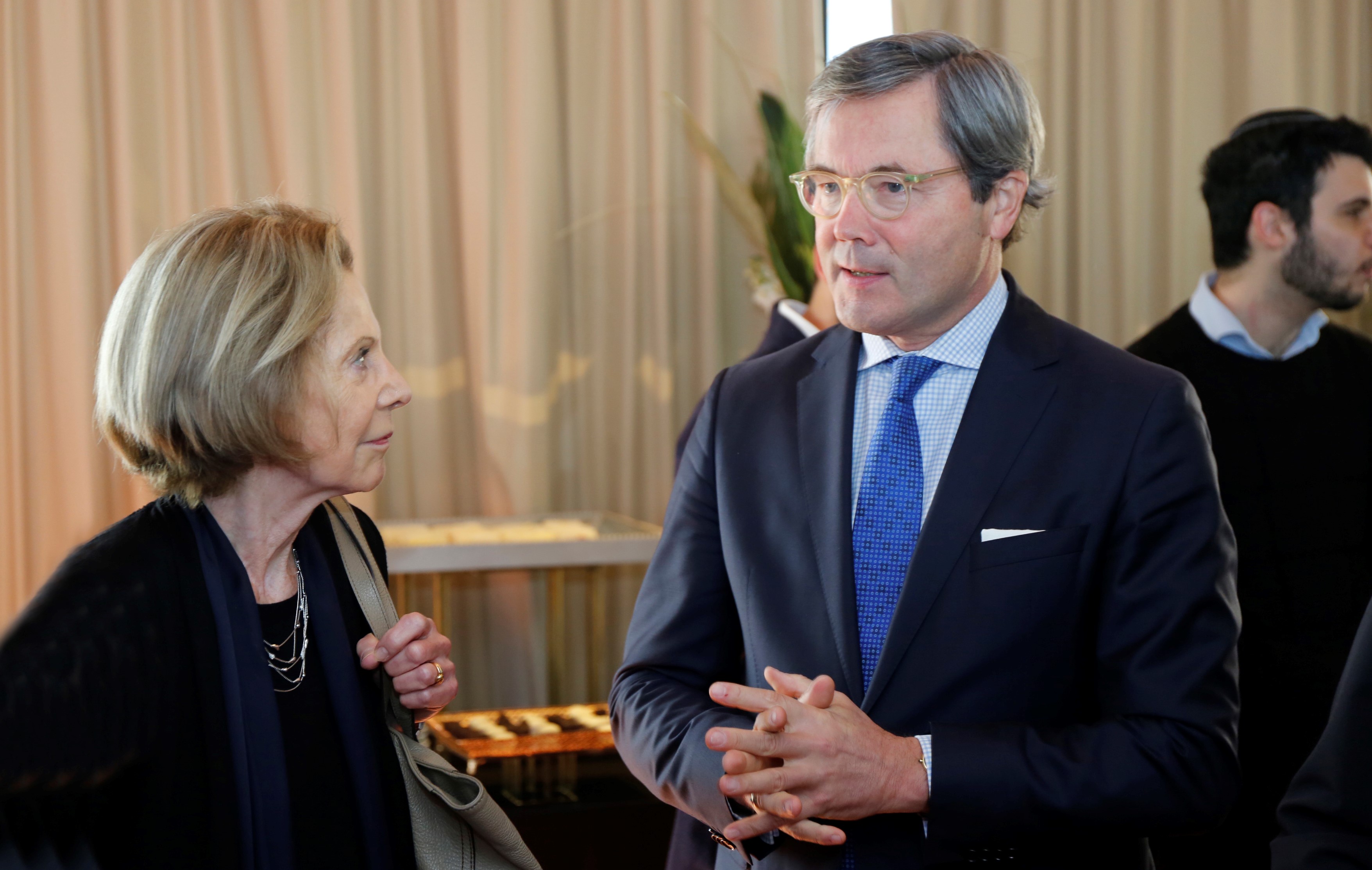 Ulrich Sante, Embajador de Alemania en Argentina conversa con la Dra. Weinberg.