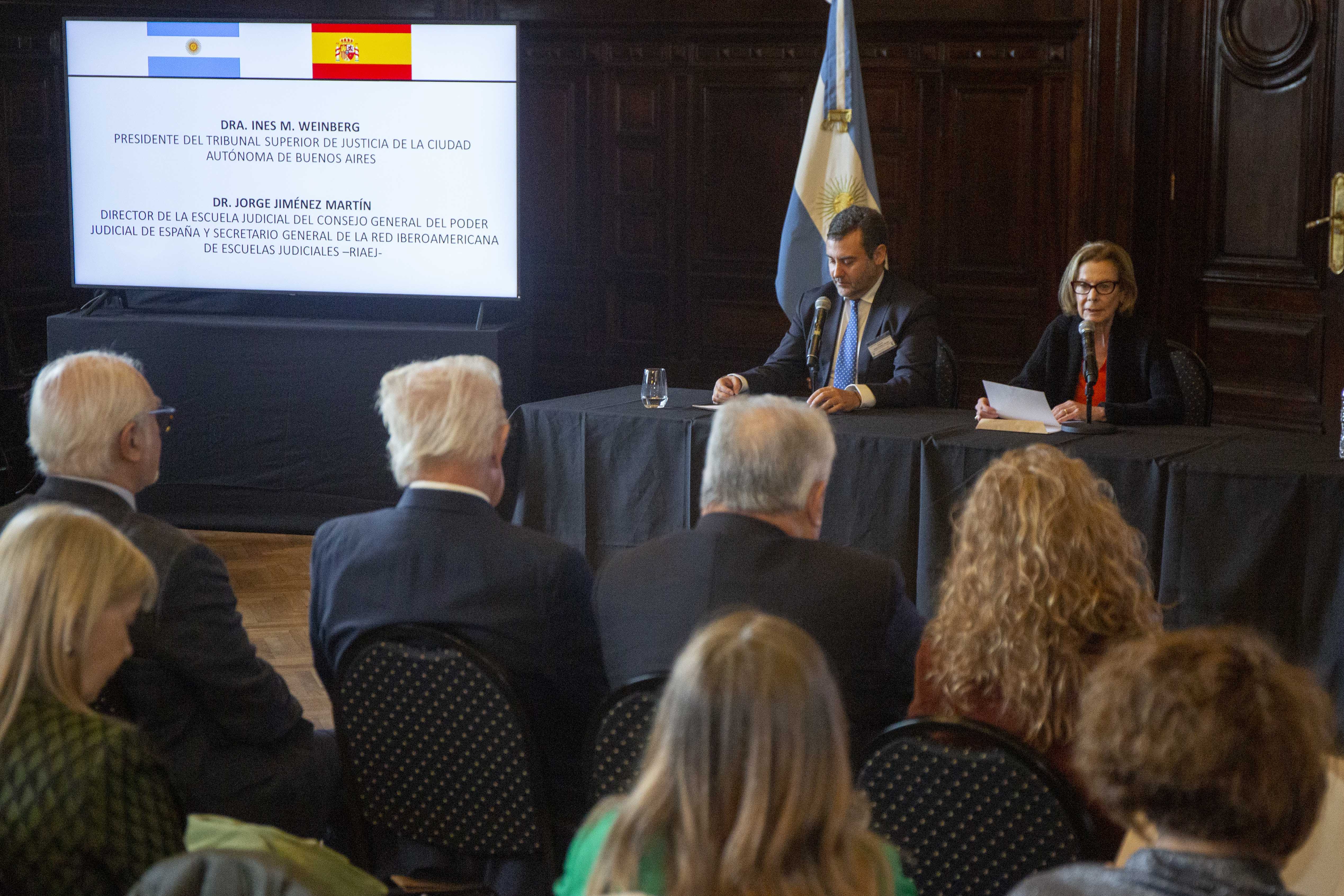 El Director de la Escuela Judicial de España y Secretario General de la Red Iberoamericana de Escuelas Judiciales, Jorge Jiménez Martín; y la presidente del Tribunal Superior de Justicia de la Ciudad de Buenos Aires, Inés M. Weinberg.