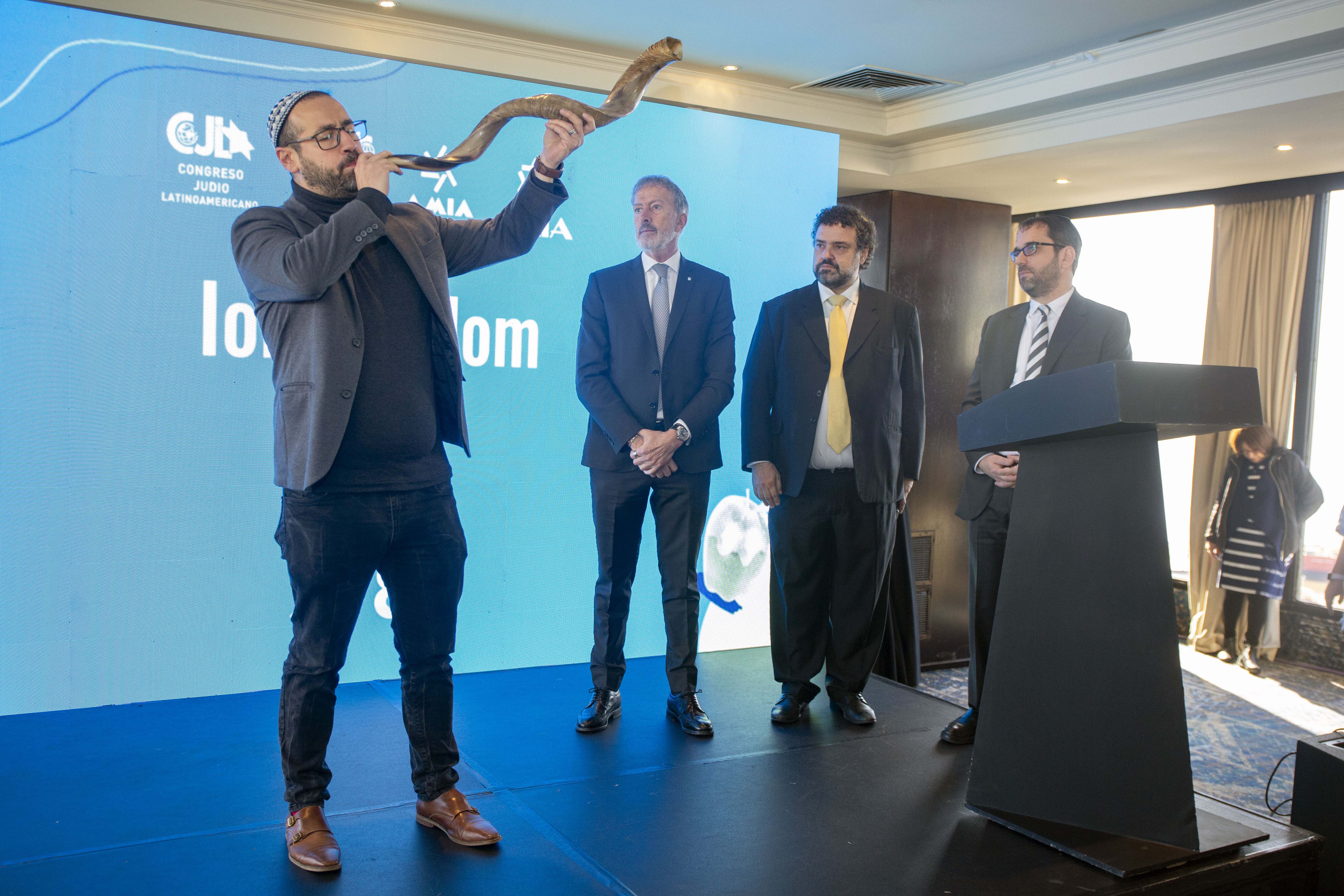 Los asistentes escucharon el sonido del shofar, instrumento ceremonial, para comenzar el año.