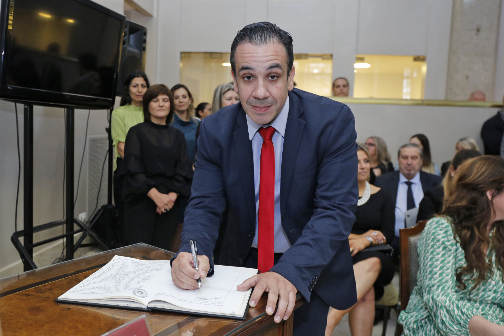 Rodolfo Ariza Clerici firmando el libro de actas de la jura