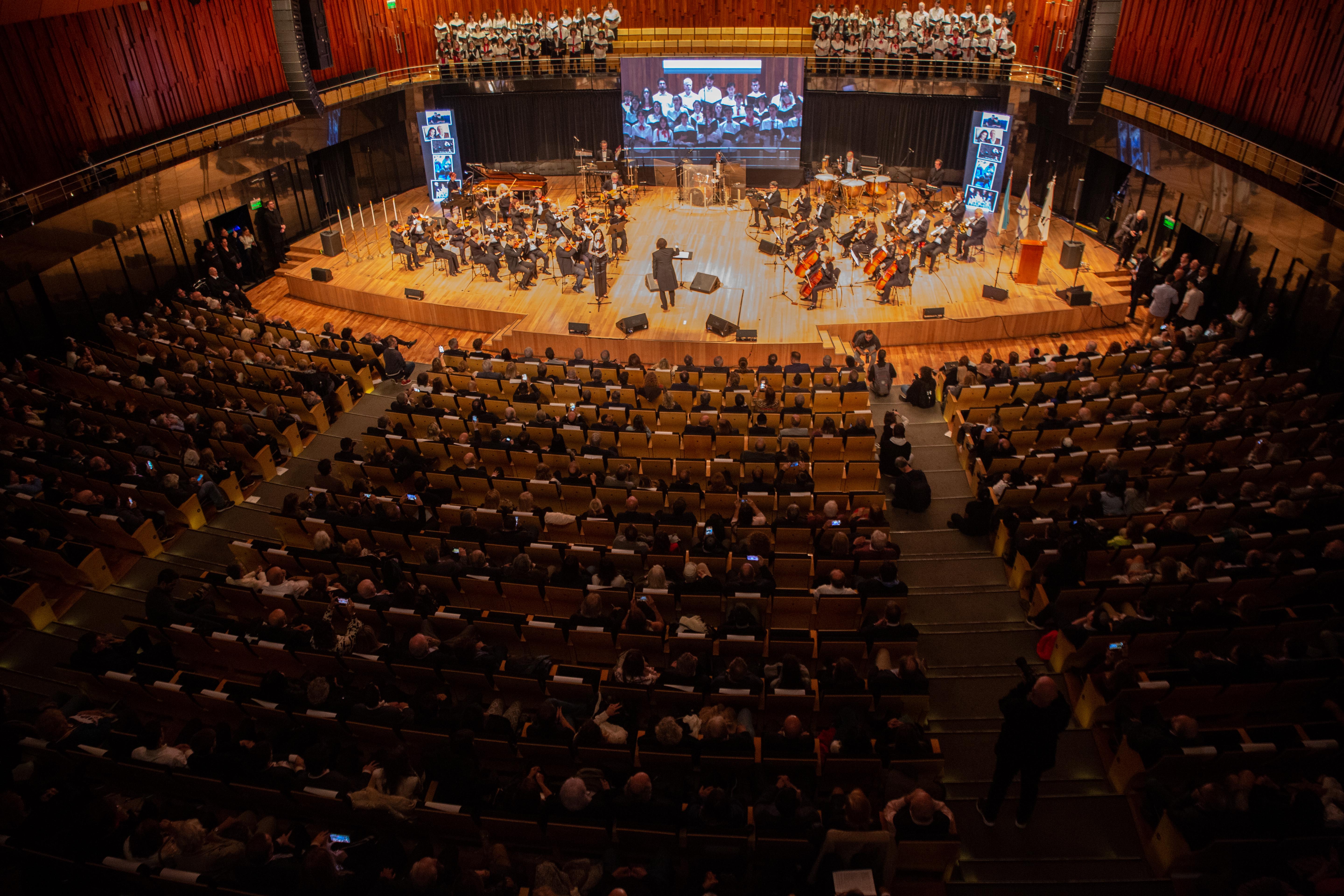 La Orquesta de Ángel Mahler ante el auditorio en la Sala Sinfónica del Centro Cultural Kirchner.